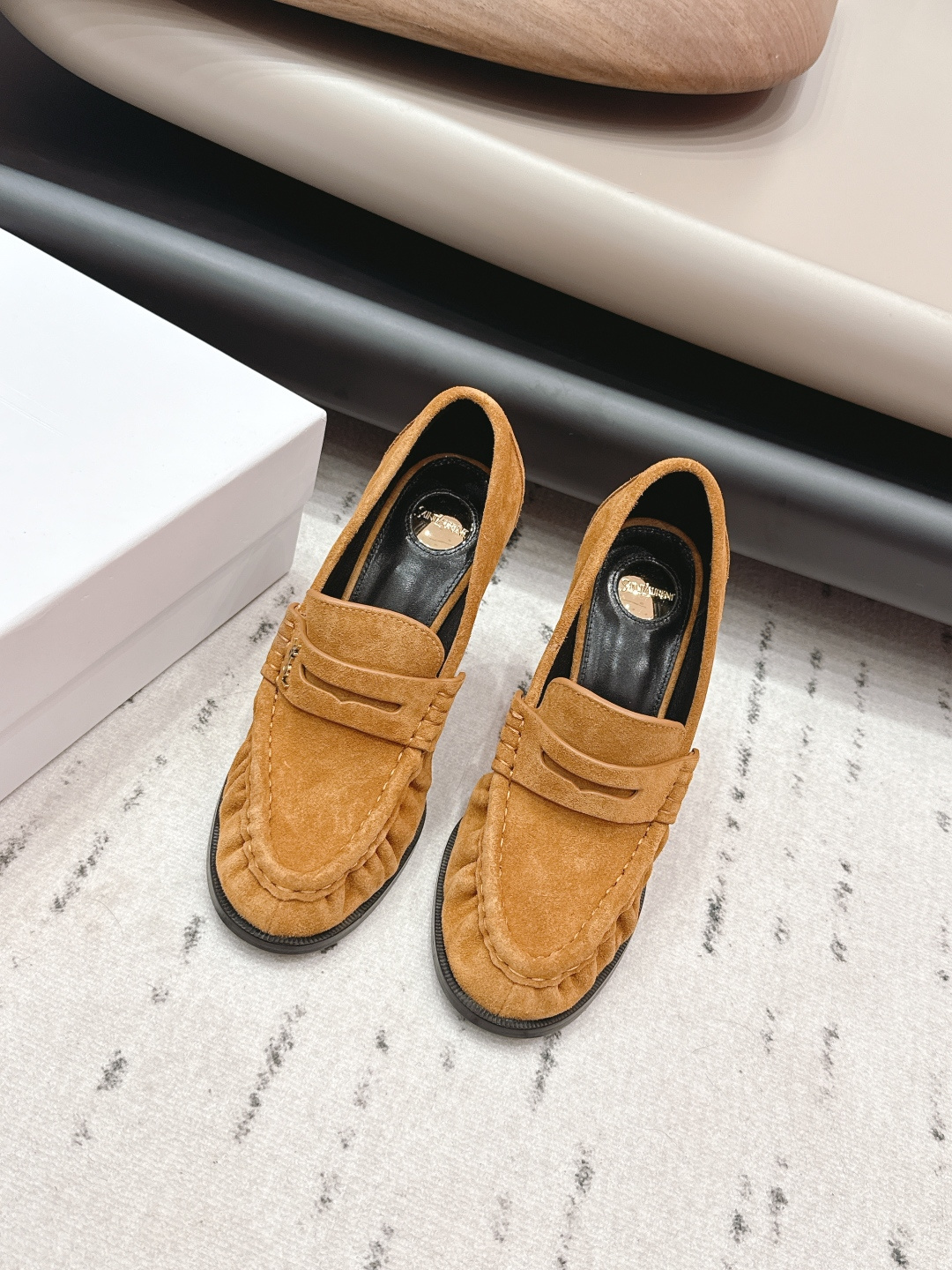 NO:706496,: 'Exclusive top version' SAIN*T LAUREN*T Saint Laurent 2026/vs early spring new fashion shoe series!  Purchasing agent level [Round-toe creased high-heeled shoes] This pair of high-heeled shoes is definitely a dark horse player. It is very good-looking and is popular among Internet celebrity bloggers. It is especially popular among goddesses, especially this square-toe series. It is simply addictive. It is super beautiful~ It is super bright in any light. It is really sparkling and attractive. The toe adopts the original one-to-one customized round toe, showing the golden code of the Yves Saint Laurent brand. Go Material: Original custom-made cowhide fabric, original custom-made sheepskin lining  Original custom-made sheepskin for foot pads, original custom-made leather outsole, heel height 10.5cm, size 35-39 (customized on 40.41.42), original full set of packaging, color official website updated simultaneously, loafers, high heels, saint laurent, saint laurent, loafers, high heels, sheepskin, Leather soles19860909: 《独家顶级版本》 SAIN*T LAUREN*T圣罗*兰2026/vs早春新品时装单鞋系列！代购级别【圆头缝皱高跟单鞋】  这双高跟单鞋绝对是黑马选手 颜值超高 网红博主火爆追捧 特让女神们心动 特别是这种方头系列 简直是中毒的节奏 超美～ 随便一个光线都超级亮眼 真是闪闪惹人爱上鞋头采用原版一比一定制圆头,展现出圣罗兰品牌的金典  Go 材质 面料原版定制牛猄 内里原版定制羊皮 垫脚原版定制羊皮 鞋底原版定制真皮大底 跟高10.5cm 码数35-39（40.41.42.定制） 包装原版全套包装 颜色官网同步更新,乐福鞋高跟鞋,saint laurent,saint laurent,loafers,high heels,sheepskin,Leather soles,Women's Shoes