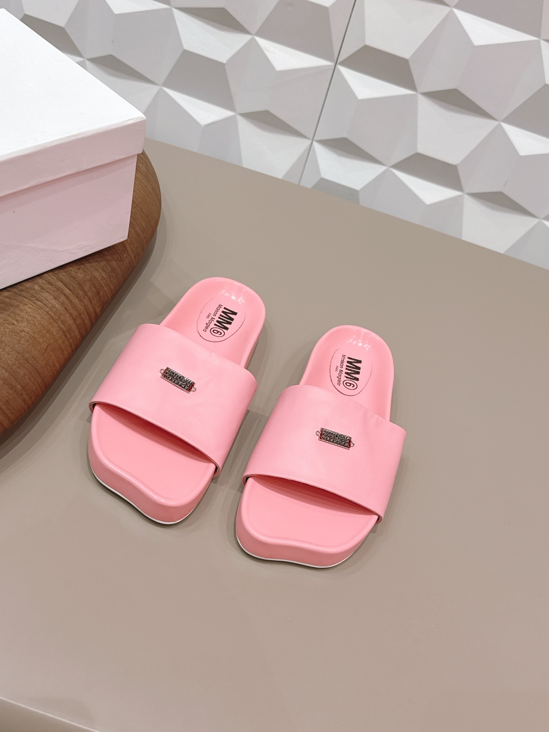 NO:707070,(Top version) Maison Margiela 26 vs early spring new series of special-shaped thick-soled sandals... [Special-shaped thick-soled sandals] The original version provides one-to-one comfort, better wrapping, full personality, and easy to match with various styles of clothes... Fabric: Original customized sheepskin Lining: Original customized sheepskin Feet: Original customized sheepskin Outsole: Original customized anti-slip rubber bottom Heel height: Water platform thickness 2.5cm Code number:  35-39 (40. Customization is non-refundable) Packaging: Original full set of packaging Color: Official website updated simultaneously, slippers, masion margiela, sandals, slippers, sheepskin19860909（顶级版本）  Maison Margiela马吉拉26vs早春新款异形厚底凉鞋系列……【异形厚底凉拖】 原版一比一打造舒适度,包裹性都比较好,个性十足,很好驾驭各种风格衣服搭配…… 面料: 原版定制羊皮 内里: 原版定制羊皮 垫脚: 原版定制羊皮 大底: 原版定制防滑橡胶底片 跟高: 水台厚2.5cm 码数: 35-39（40.定制不退换） 包装: 原版全套包装 颜色:官网同步更新,拖鞋,masion margiela,sandals,slippers,sheepskin,Women's Shoes