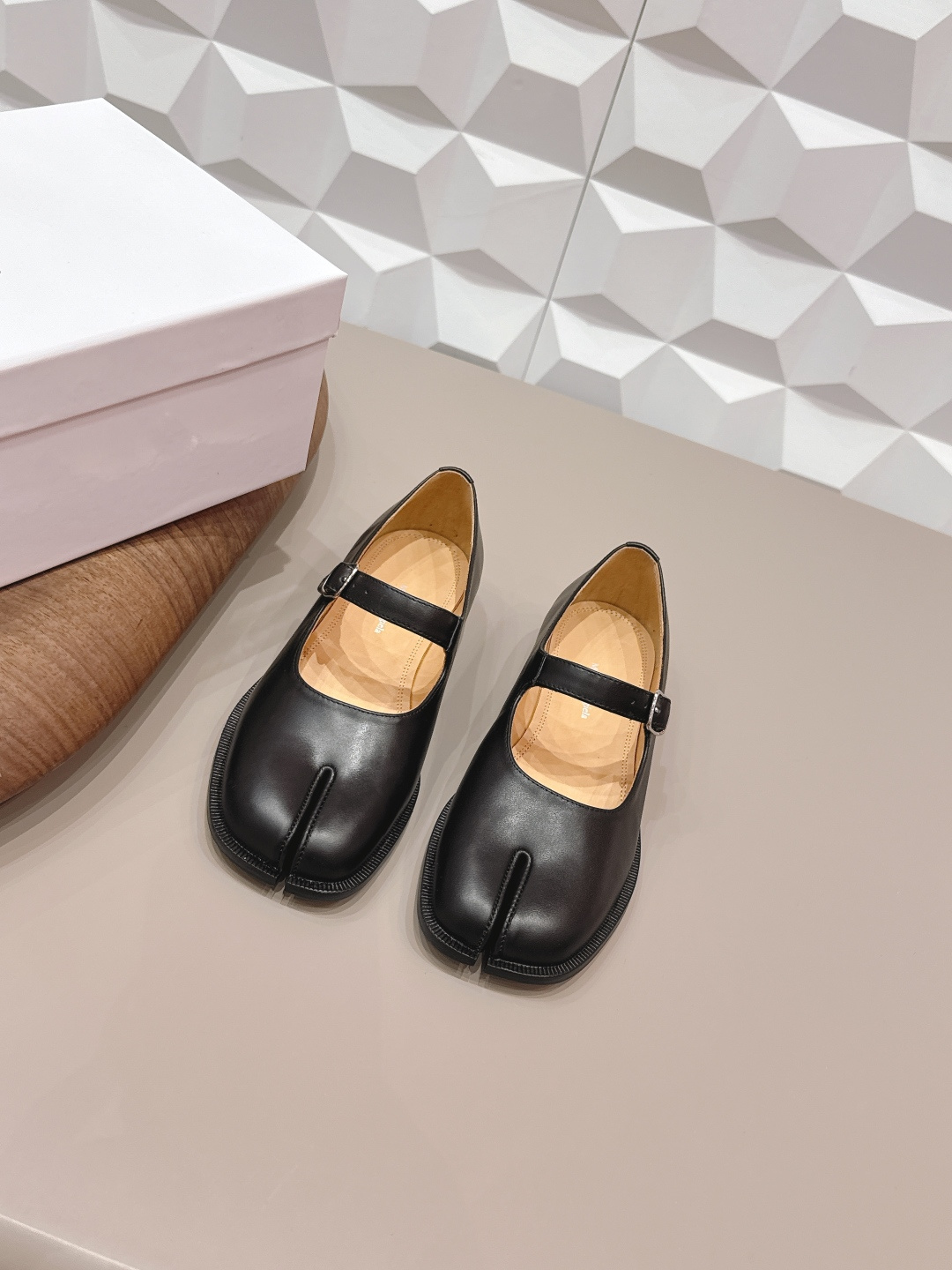 NO:748569,: Men and women's 'exclusive top version' long-term production of Maison Margiela 26 vs early spring new Loaf single shoe series... [couples split-toe horizontal strap single shoes] The original version provides one-to-one comfort, better wrapping, full personality, and easy to match with various styles of clothes... Fabric: Original customized calfskin Lining: Original customized water-dyed sheepskin Foot pads: Original customized water-dyed sheepskin Outsole: Original customized leather combination sole Heel height: 2.5cm  Size: 35-44 (Female 40.41. Men 45. Customization is non-refundable) Packaging: Original full set of packaging Color: Official website updated simultaneously, split-toe shoes, masion margiela, loafers, cowhide, sheepskin19860909: 女男《独家顶级版本》长期做货 Maison Margiela马吉拉26vs早春新款乐福单鞋系列……【情侣分趾横带单鞋】 原版一比一打造舒适度,包裹性都比较好,个性十足,很好驾驭各种风格衣服搭配…… 面料: 原版定制小牛皮 内里: 原版定制水染羊皮 垫脚: 原版定制水染羊皮 大底: 原版定制真皮组合底 跟高: 2.5cm 码数: 35-44（女40.41.男45.定制不退换） 包装:原版全套包装 颜色:官网同步更新,分趾鞋,masion margiela,loafers,cowhide,sheepskin,Women's Shoes