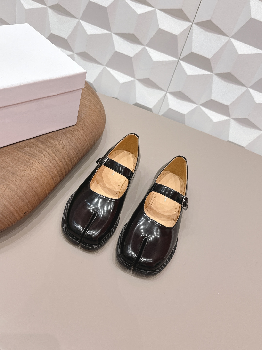 NO:748566,: Men and women's 'exclusive top version' long-term production of Maison Margiela 26 vs early spring new Loaf single shoe series... [couples split-toe horizontal strap single shoes] The original version provides one-to-one comfort, better wrapping, full personality, and easy to match with various styles of clothes... Fabric: Original customized open edge beads Lining: Original customized water-dyed sheepskin Foot pads: Original customized water-dyed sheepskin Outsole: Original customized leather combination sole Heel height: 2.5cm  Size: 35-44 (Female 40.41. Men 45. Customization is non-refundable) Packaging: Original full set of packaging Color: Official website updated simultaneously, split-toe shoes, masion margiela, loafers, sheepskin19860909: 女男《独家顶级版本》长期做货 Maison Margiela马吉拉26vs早春新款乐福单鞋系列……【情侣分趾横带单鞋】 原版一比一打造舒适度,包裹性都比较好,个性十足,很好驾驭各种风格衣服搭配…… 面料: 原版定制开边珠 内里: 原版定制水染羊皮 垫脚: 原版定制水染羊皮 大底: 原版定制真皮组合底 跟高: 2.5cm 码数: 35-44（女40.41.男45.定制不退换） 包装:原版全套包装 颜色:官网同步更新,分趾鞋,masion margiela,loafers,sheepskin,Women's Shoes