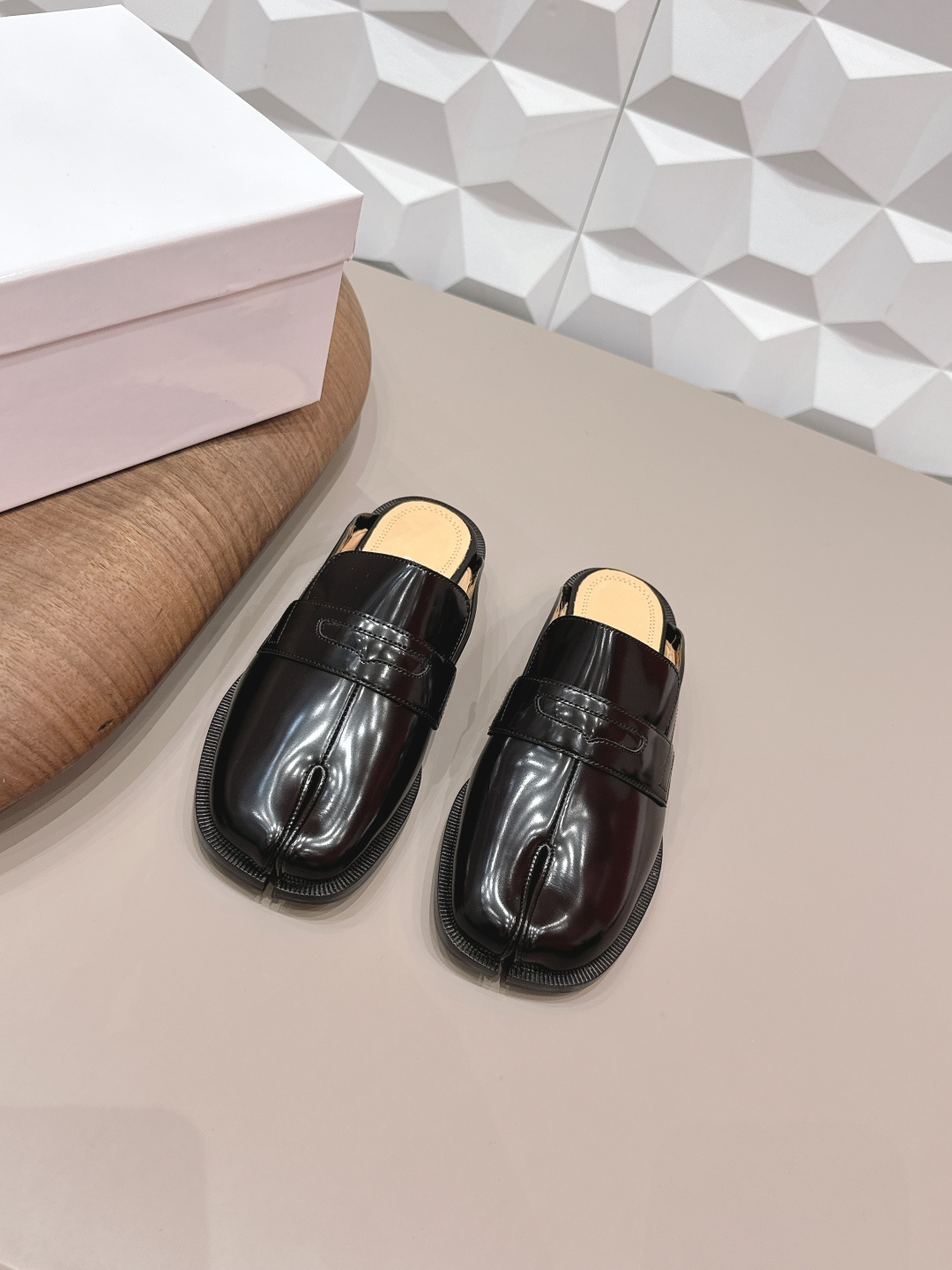 NO:748573,: Men and women's 'exclusive top version' long-term product Maison Margiela 26 vs early spring new Loaf single shoe series... [couples separated toe back empty shoes] The original version creates a one-to-one comfort, better wrapping, full of personality, and easy to match with various styles of clothes... Fabric: Original customized open edge beads Lining: Original customized water-dyed sheepskin Foot pads: Original customized water-dyed sheepskin Outsole: Original customized leather combination sole Heel height: 2.5cm  Size: 35-44 (Female 40.41. Men 45. Customization is non-refundable) Packaging: Original full set of packaging Color: Official website updated simultaneously, split-toe shoes, masion margiela, loafers, sheepskin19860909: 女男《独家顶级版本》长期做货 Maison Margiela马吉拉26vs早春新款乐福单鞋系列……【情侣分趾后空单鞋】 原版一比一打造舒适度,包裹性都比较好,个性十足,很好驾驭各种风格衣服搭配…… 面料: 原版定制开边珠 内里: 原版定制水染羊皮 垫脚: 原版定制水染羊皮 大底: 原版定制真皮组合底 跟高: 2.5cm 码数: 35-44（女40.41.男45.定制不退换） 包装:原版全套包装 颜色:官网同步更新,分趾鞋,masion margiela,loafers,sheepskin,Women's Shoes