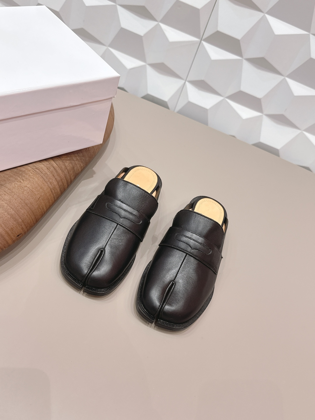 NO:748577,: Men and women's 'exclusive top version' long-term product Maison Margiela 26 vs early spring new Loaf single shoe series... [couples separated toe back empty shoes] The original version provides one-to-one comfort, better wrapping, full personality, and easy to match with various styles of clothes... Fabric: Original customized calfskin Lining: Original customized water-dyed sheepskin Foot pads: Original customized water-dyed sheepskin Outsole: Original customized leather combination sole Heel height: 2.5cm  Size: 35-44 (Female 40.41. Men 45. Customization is non-refundable) Packaging: Original full set of packaging Color: Official website updated simultaneously, split-toe shoes, masion margiela, loafers, cowhide, sheepskin19860909: 女男《独家顶级版本》长期做货 Maison Margiela马吉拉26vs早春新款乐福单鞋系列……【情侣分趾后空单鞋】 原版一比一打造舒适度,包裹性都比较好,个性十足,很好驾驭各种风格衣服搭配…… 面料: 原版定制小牛皮 内里: 原版定制水染羊皮 垫脚: 原版定制水染羊皮 大底: 原版定制真皮组合底 跟高: 2.5cm 码数: 35-44（女40.41.男45.定制不退换） 包装:原版全套包装 颜色:官网同步更新,分趾鞋,masion margiela,loafers,cowhide,sheepskin,Women's Shoes