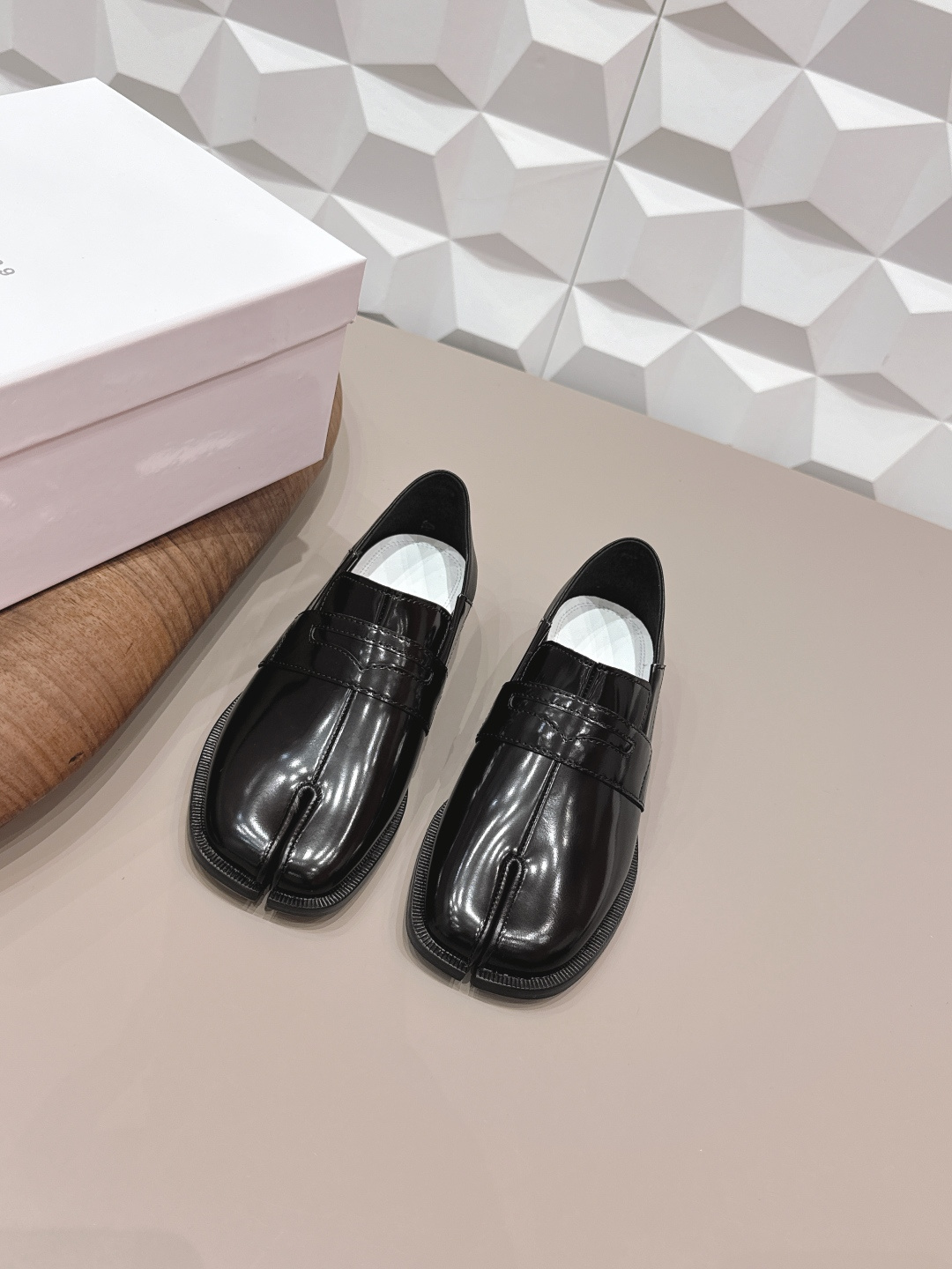 NO:748554,: Men and women's 'exclusive top version' long-term product Maison Margiela 26 vs early spring new Loaf single shoe series...[Split-toe Loaf single shoes for couples] The original version creates a one-to-one comfort, better wrapping, full of personality, and easy to match with various styles of clothes... Fabric: Original customized open edge beads Lining: Original customized water-dyed sheepskin Foot pads: Original customized water-dyed sheepskin Outsole: Original customized leather combination sole Heel height: 2.5cm  Size: 35-44 (Female 40.41. Men 45. Customization is non-refundable) Packaging: Original full set of packaging Color: Official website updated simultaneously, split-toe shoes, masion margiela, loafers, sheepskin19860909: 女男《独家顶级版本》长期做货 Maison Margiela马吉拉26vs早春新款乐福单鞋系列……【情侣分趾乐福单鞋】 原版一比一打造舒适度,包裹性都比较好,个性十足,很好驾驭各种风格衣服搭配…… 面料: 原版定制开边珠 内里: 原版定制水染羊皮 垫脚: 原版定制水染羊皮 大底: 原版定制真皮组合底 跟高: 2.5cm 码数: 35-44（女40.41.男45.定制不退换） 包装:原版全套包装 颜色:官网同步更新,分趾鞋,masion margiela,loafers,sheepskin,Women's Shoes