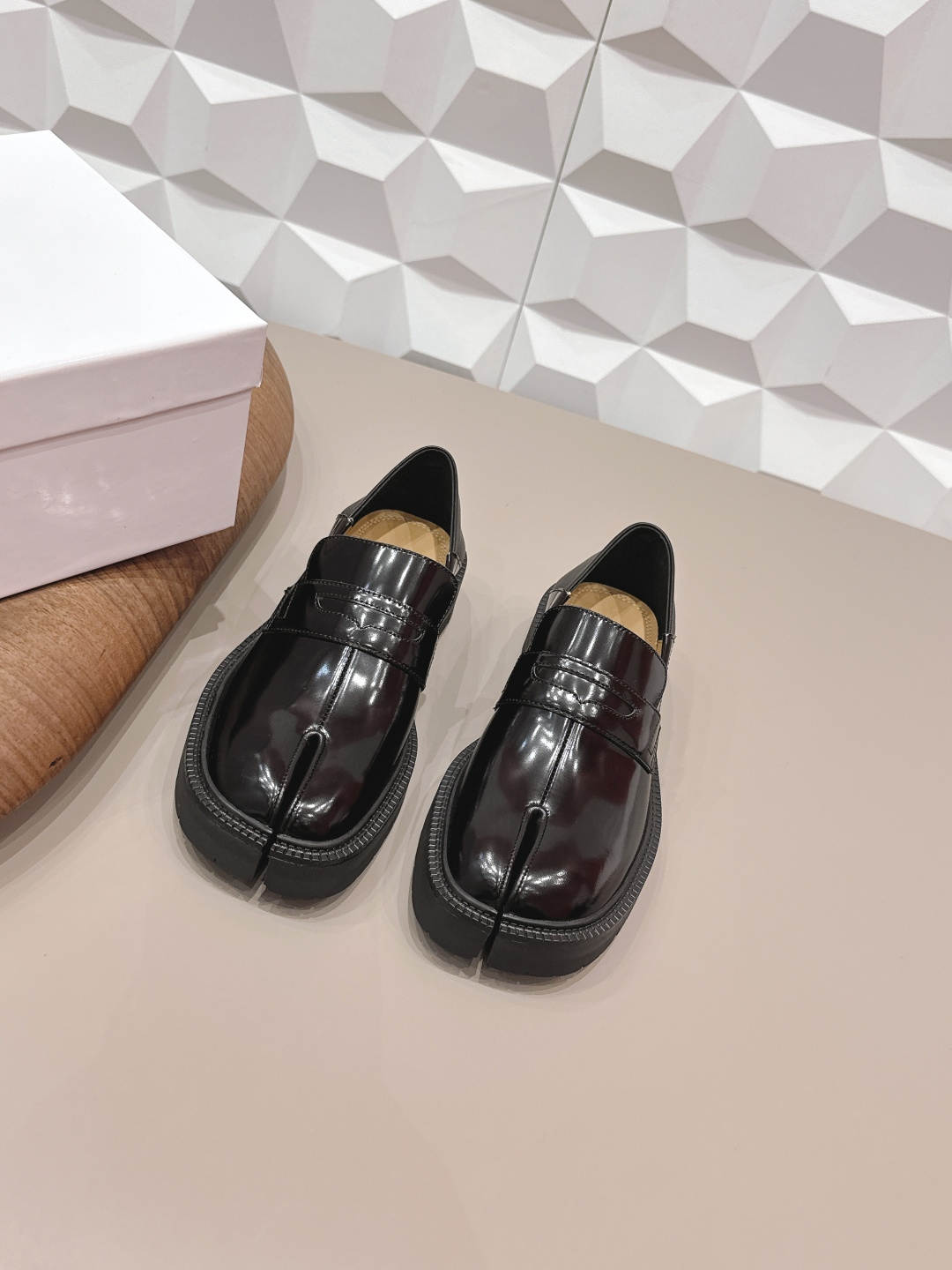 NO:748557,: Men and women's 'exclusive top version' long-term product Maison Margiela 26 vs early spring new Loaf single shoe series... [couples split-toe thick-soled single shoes] The original version creates a one-to-one comfort, better wrapping, full of personality, and easy to match with various styles of clothes... Fabric: Original customized open edge beads Lining: Original customized water-dyed sheepskin Foot pads: Original customized water-dyed sheepskin Outsole: Original open mold combination sole Heel height: 3.5cm  Size: 35-44 (Female 40.41. Men 45. Customization is non-refundable) Packaging: Original full set of packaging Color: Official website updated simultaneously, split-toe shoes, masion margiela, loafers, sheepskin19860909: 女男《独家顶级版本》长期做货 Maison Margiela马吉拉26vs早春新款乐福单鞋系列……【情侣分趾厚底单鞋】 原版一比一打造舒适度,包裹性都比较好,个性十足,很好驾驭各种风格衣服搭配…… 面料: 原版定制开边珠 内里: 原版定制水染羊皮 垫脚: 原版定制水染羊皮 大底: 原版开模组合底 跟高: 3.5cm 码数: 35-44（女40.41.男45.定制不退换） 包装:原版全套包装 颜色:官网同步更新,分趾鞋,masion margiela,loafers,sheepskin,Women's Shoes