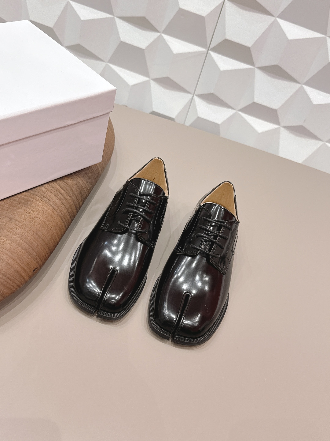 NO:748546,: Men and women's 'exclusive top version' long-term product Maison Margiela 26 vs early spring new Loaf single shoe series... [couples split-toe lace-up shoes] The original version creates a one-to-one comfort, better wrapping, full of personality, and easy to match with various styles of clothes... Fabric: Original customized open edge beads Lining: Original customized water-dyed sheepskin Foot pads: Original customized water-dyed sheepskin Outsole: Original customized leather combination sole Heel height: 2.5cm  Size: 35-44 (Female 40.41. Men 45. Customization is non-refundable) Packaging: Original full set of packaging Color: Official website updated simultaneously, split-toe shoes, masion margiela, loafers, sheepskin19860909: 女男《独家顶级版本》长期做货 Maison Margiela马吉拉26vs早春新款乐福单鞋系列……【情侣分趾系带单鞋】 原版一比一打造舒适度,包裹性都比较好,个性十足,很好驾驭各种风格衣服搭配…… 面料: 原版定制开边珠 内里: 原版定制水染羊皮 垫脚: 原版定制水染羊皮 大底: 原版定制真皮组合底 跟高: 2.5cm 码数: 35-44（女40.41.男45.定制不退换） 包装:原版全套包装 颜色:官网同步更新,分趾鞋,masion margiela,loafers,sheepskin,Women's Shoes