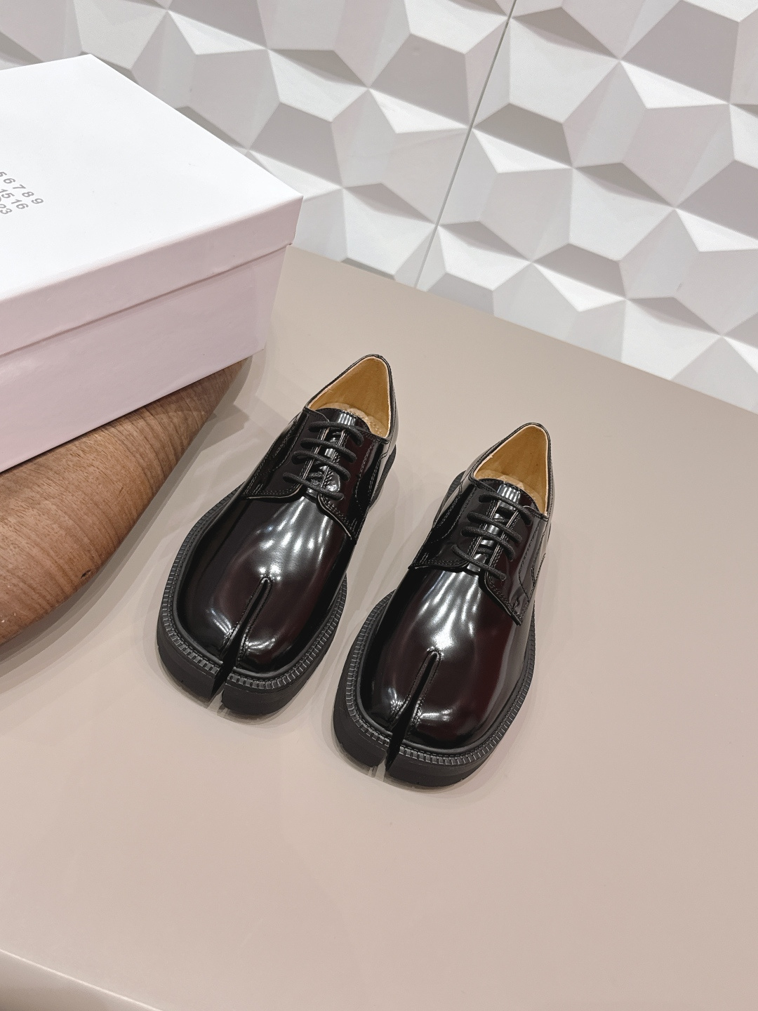 NO:748550,: Men and women's 'exclusive top version' long-term product Maison Margiela 26 vs early spring new Loaf single shoe series... [couples split-toe thick-soled single shoes] The original version creates a one-to-one comfort, better wrapping, full of personality, and easy to match with various styles of clothes... Fabric: Original customized open edge beads Lining: Original customized water-dyed sheepskin Foot pads: Original customized water-dyed sheepskin Outsole: Original open mold combination sole Heel height: 3.5cm  Size: 35-44 (Female 40.41. Men 45. Customization is non-refundable) Packaging: Original full set of packaging Color: Official website updated simultaneously, split-toe shoes, masion margiela, loafers, sheepskin19860909: 女男《独家顶级版本》长期做货 Maison Margiela马吉拉26vs早春新款乐福单鞋系列……【情侣分趾厚底单鞋】 原版一比一打造舒适度,包裹性都比较好,个性十足,很好驾驭各种风格衣服搭配…… 面料: 原版定制开边珠 内里: 原版定制水染羊皮 垫脚: 原版定制水染羊皮 大底: 原版开模组合底 跟高: 3.5cm 码数: 35-44（女40.41.男45.定制不退换） 包装:原版全套包装 颜色:官网同步更新,分趾鞋,masion margiela,loafers,sheepskin,Women's Shoes