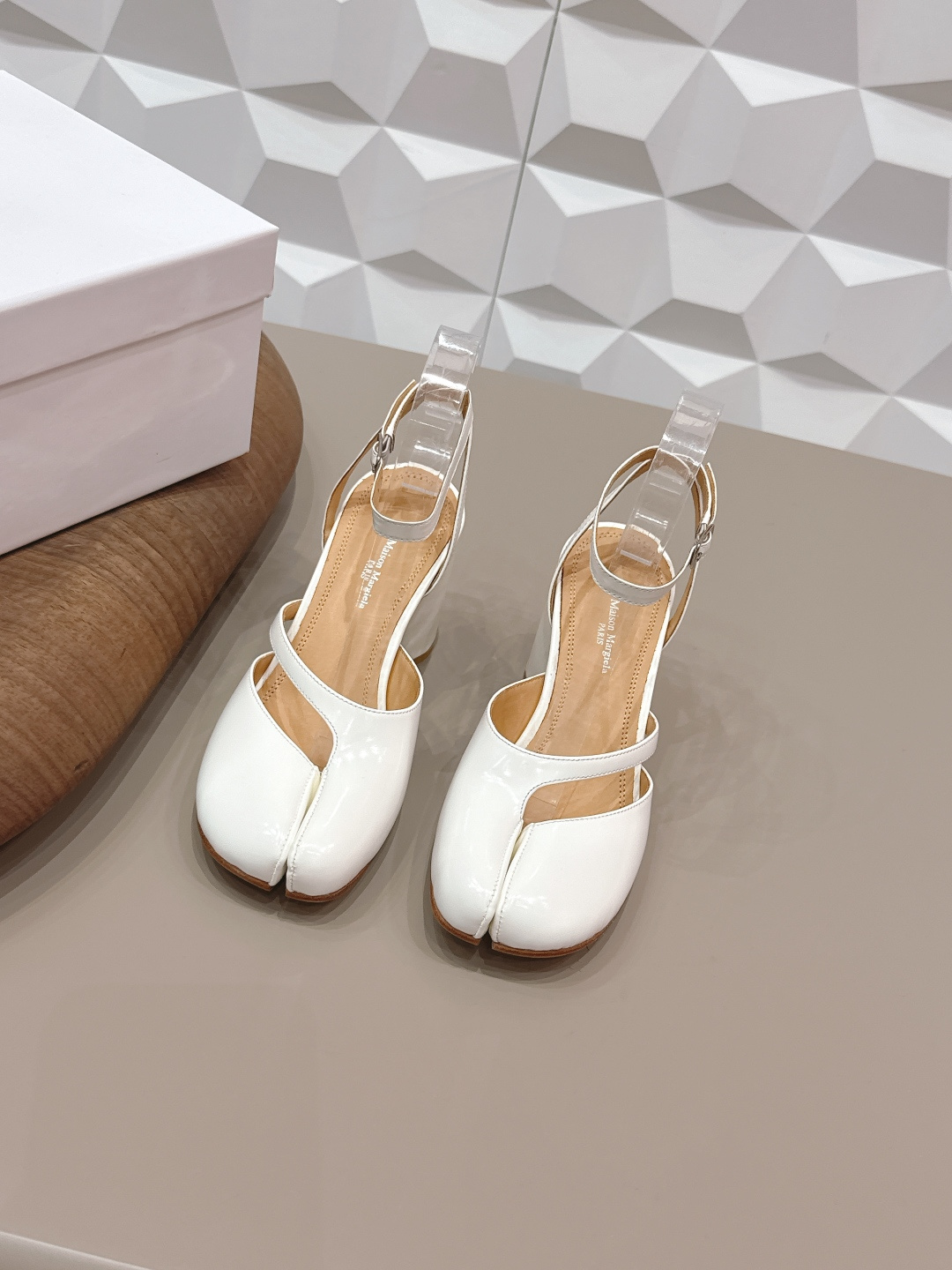 NO:748599,: 'Exclusive top version' long-term production of Maison Margiela 26 vs early spring new fashion shoes series... [Split toe back empty shoes] The original version creates a one-to-one comfort, better wrapping, full of personality, and easy to match with various styles of clothes... Fabric: Original customized open edge beads Lining: Original customized water-dyed sheepskin Foot pads: Original customized water-dyed sheepskin Outsole: Original customized leather combination sole Heel height: 8cm Size:  35-39 (40.41. Customization is non-refundable) Packaging: Original full set of packaging Color: Official website updated simultaneously, split-toe shoes, masion margiela, sheepskin19860909: 《独家顶级版本》长期做货 Maison Margiela马吉拉26vs早春新款时装单鞋系列……【分趾后空单鞋】 原版一比一打造舒适度,包裹性都比较好,个性十足,很好驾驭各种风格衣服搭配…… 面料: 原版定制开边珠 内里: 原版定制水染羊皮 垫脚: 原版定制水染羊皮 大底: 原版定制真皮组合底 跟高: 8cm 码数: 35-39（40.41.定制不退换） 包装:原版全套包装 颜色:官网同步更新,分趾鞋,masion margiela,sheepskin,Women's Shoes