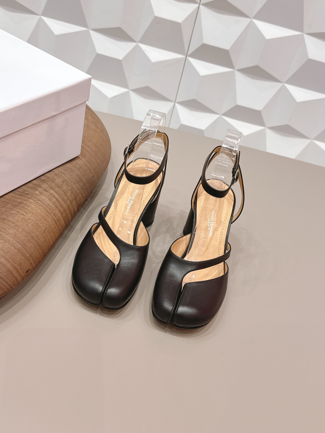 NO:748604,: 'Exclusive top version' long-term production of Maison Margiela 26 vs early spring new fashion shoes series... [Split toe back empty shoes] The original version provides one-to-one comfort, better wrapping, full of personality, and easy to match with various styles of clothes... Fabric: Original customized calfskin Lining: Original customized water-dyed sheepskin Foot pads: Original customized water-dyed sheepskin Outsole: Original customized leather combination sole Heel height: 8cm Size:  35-39 (40.41. Customization is non-refundable) Packaging: Original full set of packaging Color: Official website updated simultaneously, split-toe shoes, masion margiela, cowhide, sheepskin19860909: 《独家顶级版本》长期做货 Maison Margiela马吉拉26vs早春新款时装单鞋系列……【分趾后空单鞋】 原版一比一打造舒适度,包裹性都比较好,个性十足,很好驾驭各种风格衣服搭配…… 面料: 原版定制小牛皮 内里: 原版定制水染羊皮 垫脚: 原版定制水染羊皮 大底: 原版定制真皮组合底 跟高: 8cm 码数: 35-39（40.41.定制不退换） 包装:原版全套包装 颜色:官网同步更新,分趾鞋,masion margiela,cowhide,sheepskin,Women's Shoes