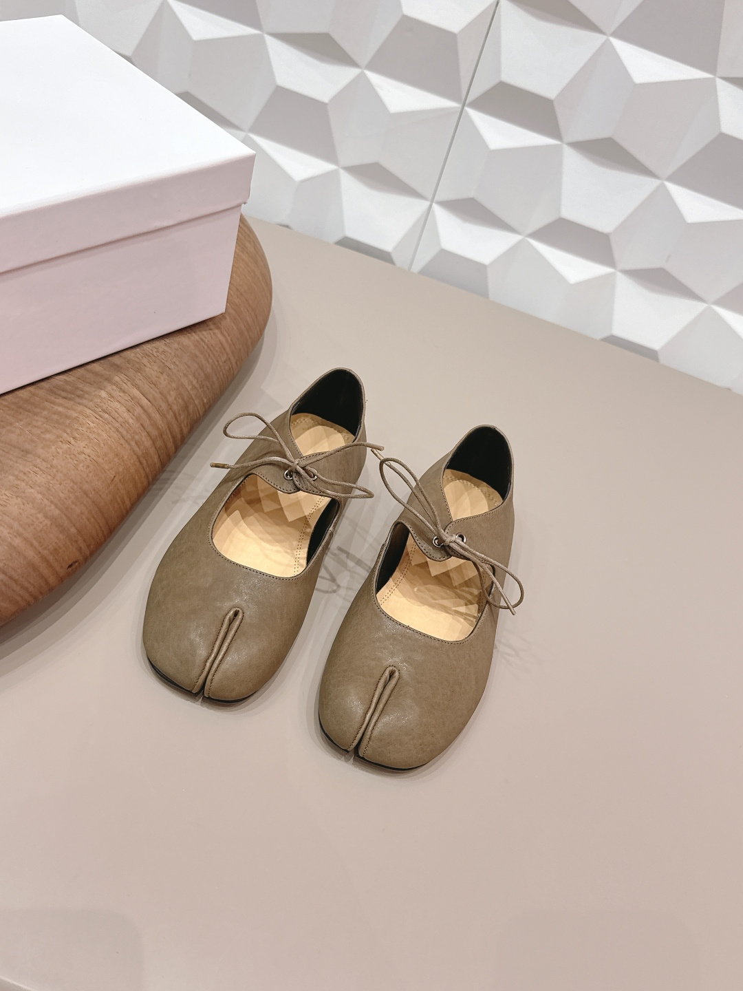 NO:748578,: 'Exclusive top version' long-term production Maison Margiela 26 vs early spring new Loaf single shoe series... [Split-toe Loaf single shoes] The original version provides one-to-one comfort, better wrapping, full of personality, and easy to match with various styles of clothes... Fabric: Original customized vegetable-tanned sheepskin Lining: Original customized water-dyed sheepskin Foot pads: Original customized water-dyed sheepskin Outsole: Original customized leather combination sole Heel height: 1.0cm  Size: 35-39 (40.41. Customization is non-refundable) Packaging: Original full set of packaging Color: Official website updated simultaneously, split-toe shoes, masion margiela, loafers, sheepskin19860909: 《独家顶级版本》长期做货 Maison Margiela马吉拉26vs早春新款乐福单鞋系列……【分趾乐福单鞋】 原版一比一打造舒适度,包裹性都比较好,个性十足,很好驾驭各种风格衣服搭配…… 面料: 原版定制植鞣羊皮 内里: 原版定制水染羊皮 垫脚: 原版定制水染羊皮 大底: 原版定制真皮组合底 跟高: 1.0cm 码数: 35-39（40.41.定制不退换） 包装:原版全套包装 颜色:官网同步更新,分趾鞋,masion margiela,loafers,sheepskin,Women's Shoes