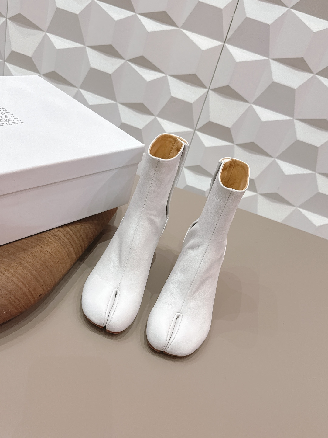 NO:748615,: Men and women's 'exclusive top version' long-term production of Maison Margiela 26 vs early spring new fashion boots series... [Split-toe short boots for couples] The original version creates a one-to-one comfort, better wrapping, full of personality, and easy to match with various styles of clothes... Fabric: Original customized calfskin Lining: Original customized water-dyed cowhide Foot pads: Original customized water-dyed cowhide Outsole: Original customized genuine leather sole Heel height: 8cm Size:  35-44 (Female 40.41. Men 45. Customized, non-refundable) Packaging: Original full set of packaging Color: Official website updated simultaneously, split-toe shoes, masion margiela, boots, cowhide19860909: 女男《独家顶级版本》长期做货 Maison Margiela马吉拉26vs早春新款时装靴系列……【情侣分趾短靴】 原版一比一打造舒适度,包裹性都比较好,个性十足,很好驾驭各种风格衣服搭配…… 面料: 原版定制小牛皮 内里: 原版定制水染牛皮 垫脚: 原版定制水染牛皮 大底: 原版定制真皮底 跟高: 8cm 码数: 35-44（女40.41.男45.定制不退换） 包装:原版全套包装 颜色:官网同步更新,分趾鞋,masion margiela,boots,cowhide,Women's Shoes