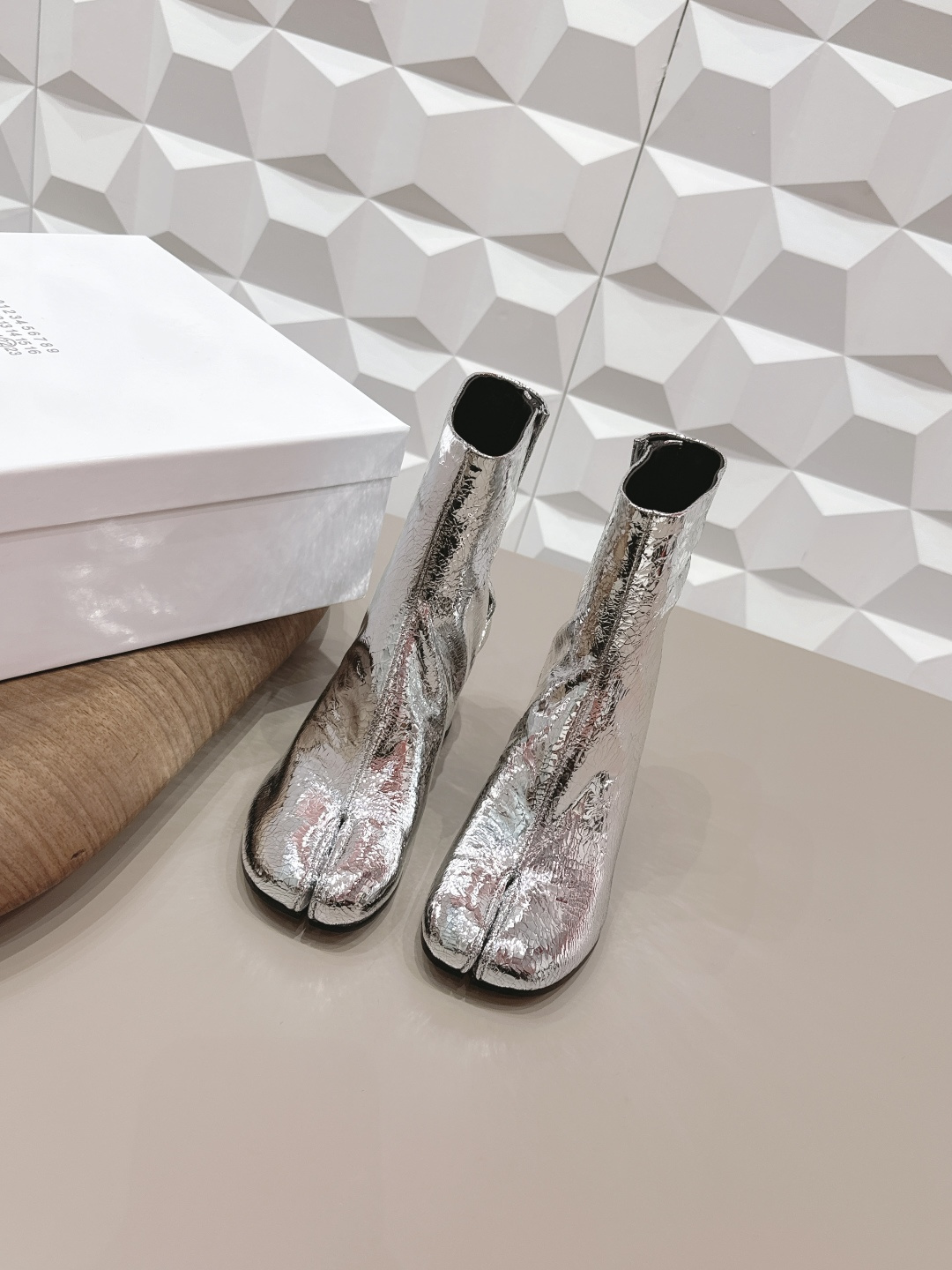 NO:748623,: Men and women's 'exclusive top version' long-term production of Maison Margiela 26 vs early spring new fashion boots series... [Split-toe short boots for couples] The original version creates a one-to-one comfort, better wrapping, full of personality, and easy to match with various styles of clothes... Fabric: Original custom cracked grain cowhide Lining: Original custom water-dyed cowhide Foot pads: Original custom water-dyed cowhide Outsole: Original custom genuine leather sole Heel height: 8cm Size:  35-44 (Female 40.41. Men 45. Customized, non-refundable) Packaging: Original full set of packaging Color: Official website updated simultaneously, split-toe shoes, masion margiela, boots, cowhide19860909: 女男《独家顶级版本》长期做货 Maison Margiela马吉拉26vs早春新款时装靴系列……【情侣分趾短靴】 原版一比一打造舒适度,包裹性都比较好,个性十足,很好驾驭各种风格衣服搭配…… 面料: 原版定制爆裂纹牛皮 内里: 原版定制水染牛皮 垫脚: 原版定制水染牛皮 大底: 原版定制真皮底 跟高: 8cm 码数: 35-44（女40.41.男45.定制不退换） 包装:原版全套包装 颜色:官网同步更新,分趾鞋,masion margiela,boots,cowhide,Women's Shoes