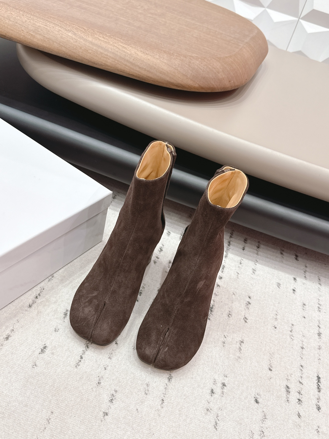 NO:748619,: Men and women's 'Exclusive Top Edition' long-term product Maison Margiela 26 vs early spring new fashion boots series... [Split-toe short boots for couples] The original version provides one-to-one comfort, better wrapping, full of personality, and easy to match with various styles of clothes... Fabric: Original customized cowboy Lining: Original customized water-dyed cowhide Foot pads: Original customized water-dyed cowhide Outsole: Original customized genuine leather sole Heel height: 8cm Size:  35-44 (Female 40.41. Men 45. Customized, non-refundable) Packaging: Original full set of packaging Color: Official website updated simultaneously, split-toe shoes, masion margiela, boots, cowhide19860909: 女男《独家顶级版本》长期做货 Maison Margiela马吉拉26vs早春新款时装靴系列……【情侣分趾短靴】 原版一比一打造舒适度,包裹性都比较好,个性十足,很好驾驭各种风格衣服搭配…… 面料: 原版定制牛猄 内里: 原版定制水染牛皮 垫脚: 原版定制水染牛皮 大底: 原版定制真皮底 跟高: 8cm 码数: 35-44（女40.41.男45.定制不退换） 包装:原版全套包装 颜色:官网同步更新,分趾鞋,masion margiela,boots,cowhide,Women's Shoes