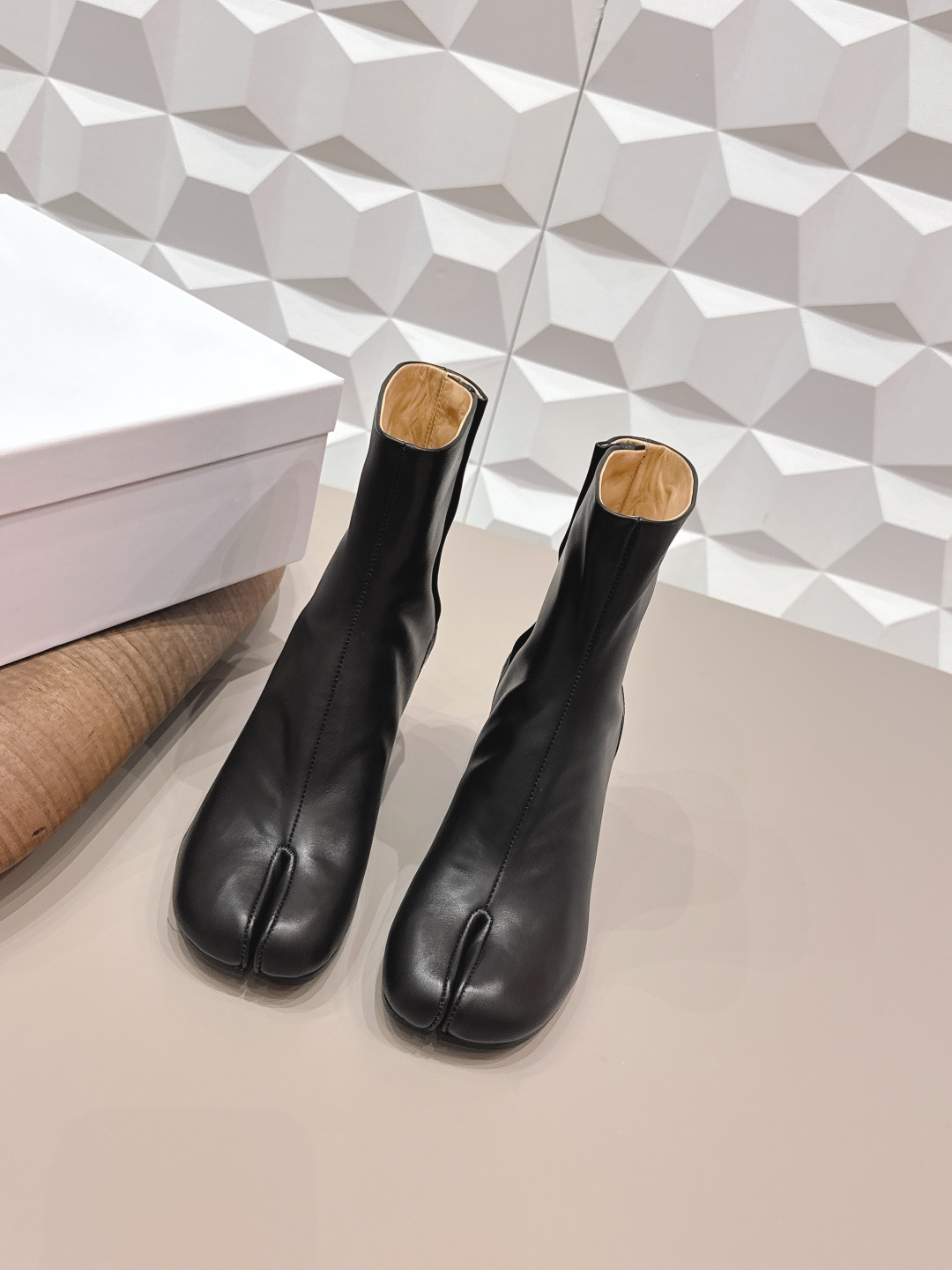 NO:748628,: Thin-soled 'Exclusive Top Version' long-term production of Maison Margiela 26 vs early spring new fashion boots series... [Split-toe mid-heeled short boots] The original version provides one-to-one comfort, better wrapping, full of personality, and easy to match with various styles of clothes... Fabric: Original customized calfskin Lining: Original customized water-dyed cowhide Foot pads: Original customized water-dyed cowhide Outsole: Original customized leather combination sole Heel height: 6cm Size:  35-39 (40.41. Customization is non-refundable) Packaging: Original full set of packaging Color: Official website updated simultaneously, split-toe shoes, masion margiela, boots, cowhide19860909: 薄底款《独家顶级版本》长期做货 Maison Margiela马吉拉26vs早春新款时装靴系列……【分趾中跟短靴】 原版一比一打造舒适度,包裹性都比较好,个性十足,很好驾驭各种风格衣服搭配…… 面料: 原版定制小牛皮 内里: 原版定制水染牛皮 垫脚: 原版定制水染牛皮 大底: 原版定制真皮组合底 跟高: 6cm 码数: 35-39（40.41.定制不退换） 包装:原版全套包装 颜色:官网同步更新,分趾鞋,masion margiela,boots,cowhide,Women's Shoes