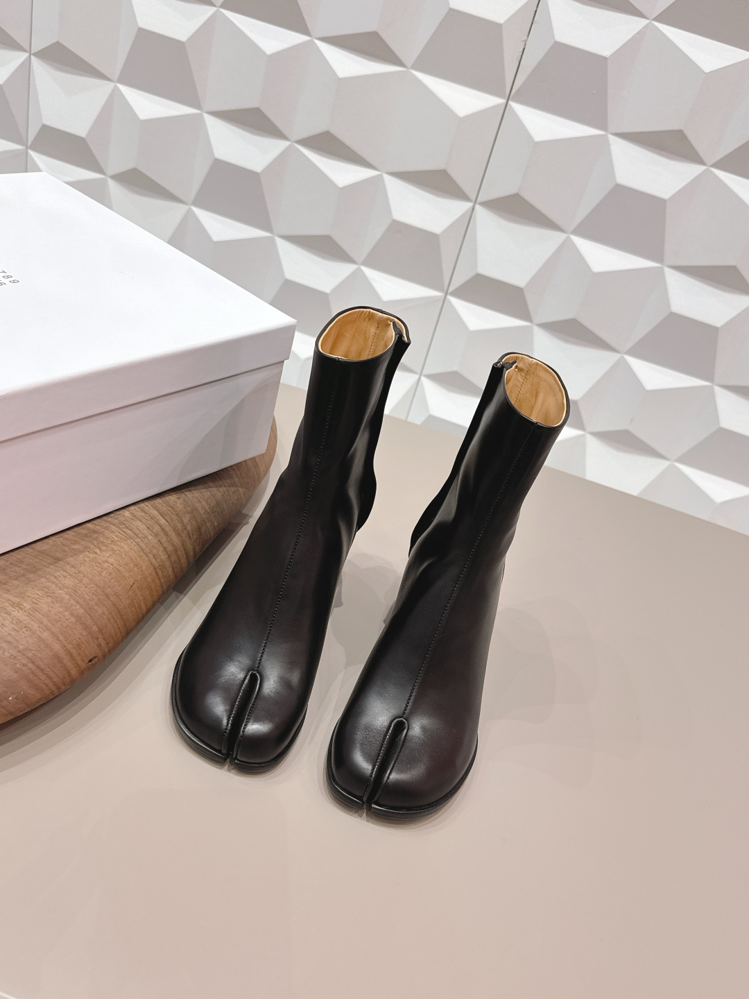 NO:748625,: Thick-soled 'Exclusive Top Version' Maison Margiela 26 vs early spring new fashion boots series... [Split-toe mid-heeled short boots] The original version creates a one-to-one comfort, better wrapping, full of personality, and easy to match with various styles of clothes... Fabric: Original customized calfskin Lining: Original customized water-dyed cowhide Foot pads: Original customized water-dyed cowhide Outsole: Original customized leather combination sole Heel height: 6cm Size:  35-39 (40.41. Customization is non-refundable) Packaging: Original full set of packaging Color: Official website updated simultaneously, split-toe shoes, masion margiela, boots, cowhide19860909: 厚底款《独家顶级版本》长期做货 Maison Margiela马吉拉26vs早春新款时装靴系列……【分趾中跟短靴】 原版一比一打造舒适度,包裹性都比较好,个性十足,很好驾驭各种风格衣服搭配…… 面料: 原版定制小牛皮 内里: 原版定制水染牛皮 垫脚: 原版定制水染牛皮 大底: 原版定制真皮组合底 跟高: 6cm 码数: 35-39（40.41.定制不退换） 包装:原版全套包装 颜色:官网同步更新,分趾鞋,masion margiela,boots,cowhide,Women's Shoes