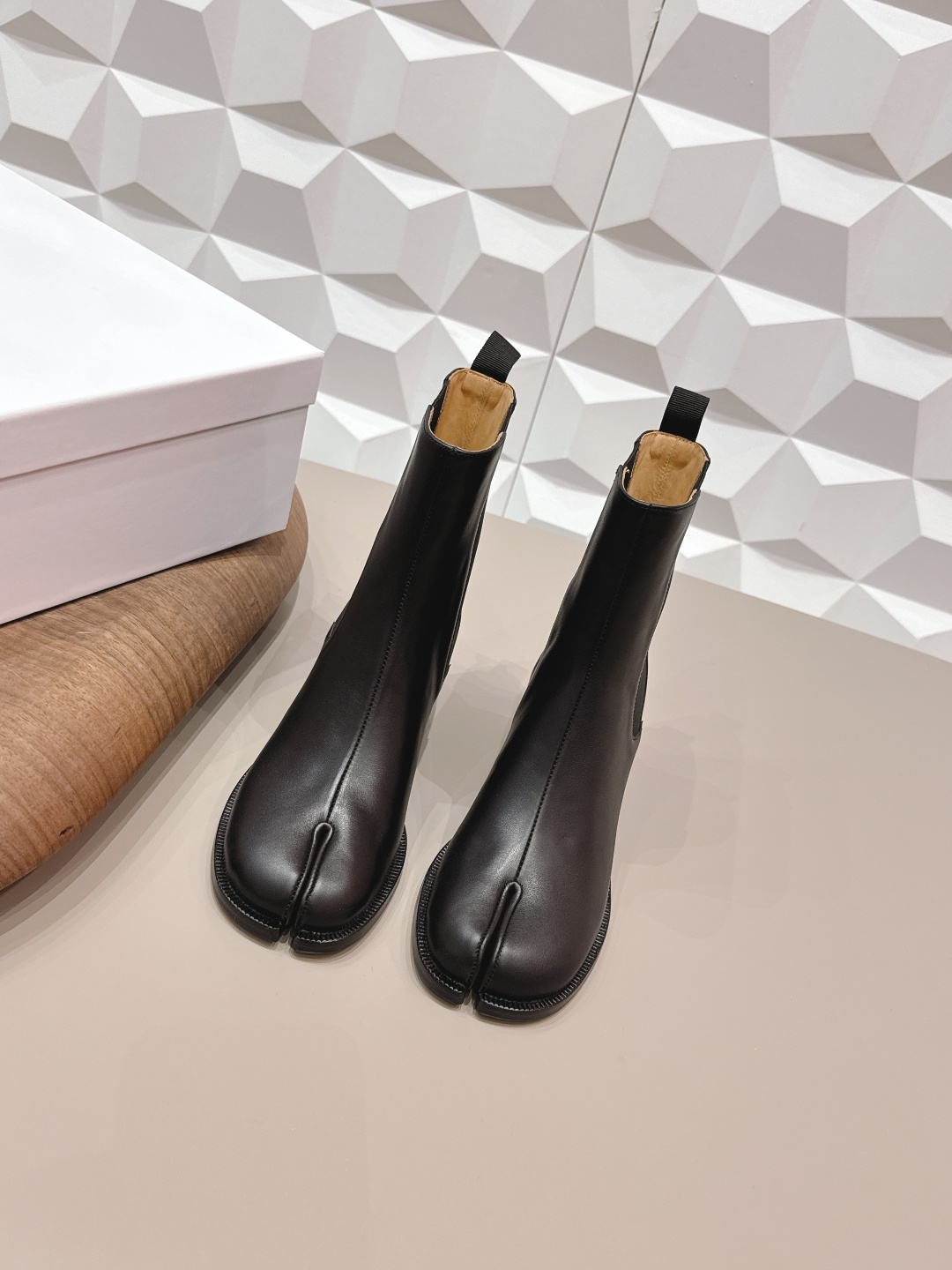 NO:748605,: 'Exclusive top version' Maison Margiela 26 vs early spring new fashion boots series... [Split-toe elastic short boots] The original version creates a one-to-one comfort, better wrapping, full of personality, and easy to match with various styles of clothes... Fabric: Original customized calfskin Lining: Original customized water-dyed cowhide Foot pads: Original customized water-dyed cowhide Outsole: Original customized leather combination sole Heel height: 4cm Size:  35-39 (40.41. Customization is non-refundable) Packaging: Original full set of packaging Color: Official website updated simultaneously, split-toe shoes, masion margiela, boots, cowhide19860909: 《独家顶级版本》长期做货 Maison Margiela马吉拉26vs早春新款时装靴系列……【分趾松紧短靴】 原版一比一打造舒适度,包裹性都比较好,个性十足,很好驾驭各种风格衣服搭配…… 面料: 原版定制小牛皮 内里: 原版定制水染牛皮 垫脚: 原版定制水染牛皮 大底: 原版定制真皮组合底 跟高: 4cm 码数: 35-39（40.41.定制不退换） 包装:原版全套包装 颜色:官网同步更新,分趾鞋,masion margiela,boots,cowhide,Women's Shoes