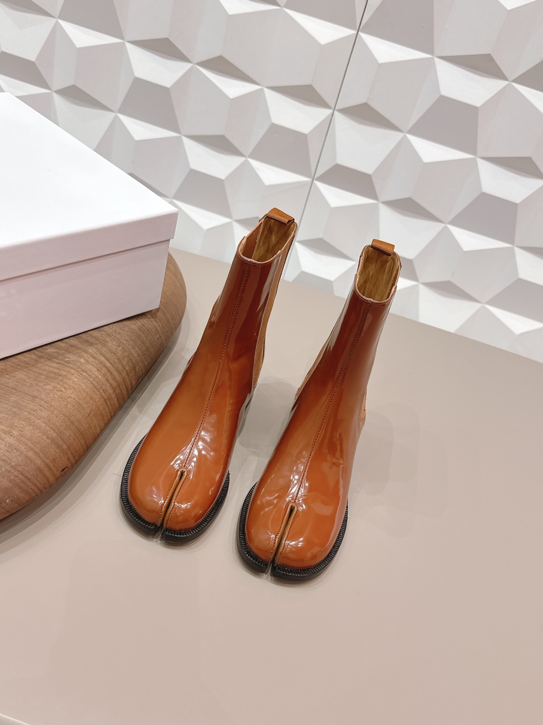 NO:748611,: 'Exclusive top version' long-term production Maison Margiela 26 vs early spring new fashion boots series... [Split-toe elastic short boots] The original version creates a one-to-one comfort, better wrapping, full of personality, and easy to match with various styles of clothes... Fabric: Original customized open edge beads Lining: Original customized water-dyed cowhide Foot pads: Original customized water-dyed cowhide Outsole: Original customized leather combination sole Heel height: 4cm Size:  35-39 (40.41. Customization is non-refundable) Packaging: Original full set of packaging Color: Official website updated simultaneously, split-toe shoes, masion margiela, boots, cowhide19860909: 《独家顶级版本》长期做货 Maison Margiela马吉拉26vs早春新款时装靴系列……【分趾松紧短靴】 原版一比一打造舒适度,包裹性都比较好,个性十足,很好驾驭各种风格衣服搭配…… 面料: 原版定制开边珠 内里: 原版定制水染牛皮 垫脚: 原版定制水染牛皮 大底: 原版定制真皮组合底 跟高: 4cm 码数: 35-39（40.41.定制不退换） 包装:原版全套包装 颜色:官网同步更新,分趾鞋,masion margiela,boots,cowhide,Women's Shoes