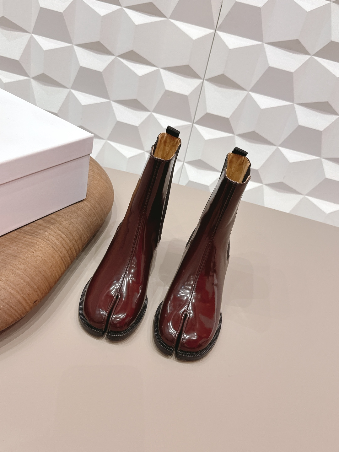 NO:748600,: 'Exclusive top version' long-term production Maison Margiela 26 vs early spring new fashion boots series... [Split-toe elastic short boots] The original version creates a one-to-one comfort, better wrapping, full of personality, and easy to match with various styles of clothes... Fabric: Original customized open edge beads Lining: Original customized water-dyed cowhide Foot pads: Original customized water-dyed cowhide Outsole: Original customized leather combination sole Heel height: 4cm Size:  35-39 (40.41. Customization is non-refundable) Packaging: Original full set of packaging Color: Official website updated simultaneously, split-toe shoes, masion margiela, boots, cowhide19860909: 《独家顶级版本》长期做货 Maison Margiela马吉拉26vs早春新款时装靴系列……【分趾松紧短靴】 原版一比一打造舒适度,包裹性都比较好,个性十足,很好驾驭各种风格衣服搭配…… 面料: 原版定制开边珠 内里: 原版定制水染牛皮 垫脚: 原版定制水染牛皮 大底: 原版定制真皮组合底 跟高: 4cm 码数: 35-39（40.41.定制不退换） 包装:原版全套包装 颜色:官网同步更新,分趾鞋,masion margiela,boots,cowhide,Women's Shoes