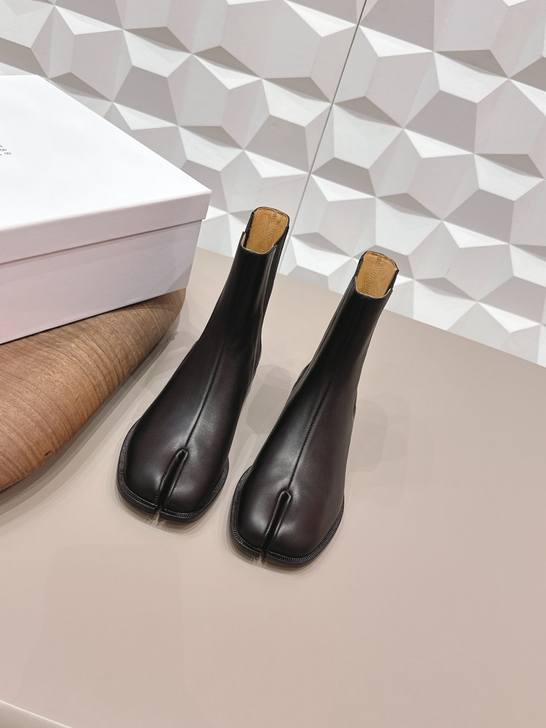 NO:748594,: Men and women's 'exclusive top version' long-term production of Maison Margiela 26 vs early spring new fashion boots series... [Split-toe elastic short boots for couples] The original version provides one-to-one comfort, better wrapping, full of personality, and easy to match with various styles of clothes... Fabric: Original customized calfskin Lining: Original customized water-dyed cowhide Foot pads: Original customized water-dyed cowhide Outsole: Original customized leather combination sole Heel height: 2.5cm  Size: 35-44 (Female 40.41. Men 45. Customization is non-refundable) Packaging: Original full set of packaging Color: Official website updated simultaneously, split-toe shoes, masion margiela, boots, cowhide19860909: 女男《独家顶级版本》长期做货 Maison Margiela马吉拉26vs早春新款时装靴系列……【情侣分趾松紧短靴】 原版一比一打造舒适度,包裹性都比较好,个性十足,很好驾驭各种风格衣服搭配…… 面料: 原版定制小牛皮 内里: 原版定制水染牛皮 垫脚: 原版定制水染牛皮 大底: 原版定制真皮组合底 跟高: 2.5cm 码数: 35-44（女40.41.男45.定制不退换） 包装:原版全套包装 颜色:官网同步更新,分趾鞋,masion margiela,boots,cowhide,Women's Shoes