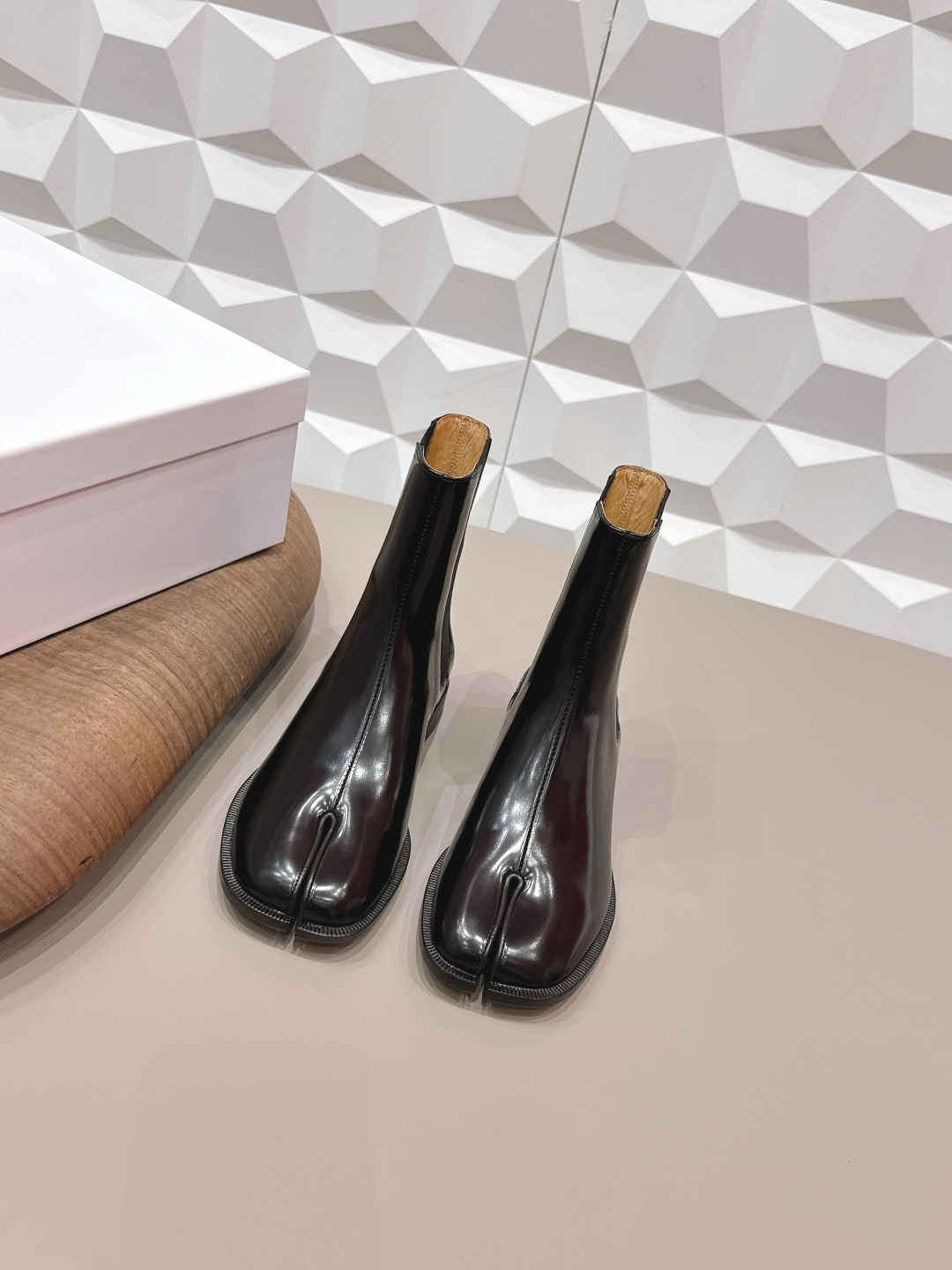 NO:748589,: Men and women's 'exclusive top version' long-term production Maison Margiela 26 vs early spring new fashion boots series... [Split-toe elastic short boots for couples] The original version creates a one-to-one comfort, better wrapping, full of personality, and easy to match with various styles of clothes... Fabric: Original customized open edge beads Lining: Original customized water-dyed cowhide Foot pads: Original customized water-dyed cowhide Outsole: Original customized leather combination sole Heel height: 2.5cm  Size: 35-44 (Female 40.41. Men 45. Customization is non-refundable) Packaging: Original full set of packaging Color: Official website updated simultaneously, split-toe shoes, masion margiela, boots, cowhide19860909: 女男《独家顶级版本》长期做货 Maison Margiela马吉拉26vs早春新款时装靴系列……【情侣分趾松紧短靴】 原版一比一打造舒适度,包裹性都比较好,个性十足,很好驾驭各种风格衣服搭配…… 面料: 原版定制开边珠 内里: 原版定制水染牛皮 垫脚: 原版定制水染牛皮 大底: 原版定制真皮组合底 跟高: 2.5cm 码数: 35-44（女40.41.男45.定制不退换） 包装:原版全套包装 颜色:官网同步更新,分趾鞋,masion margiela,boots,cowhide,Women's Shoes