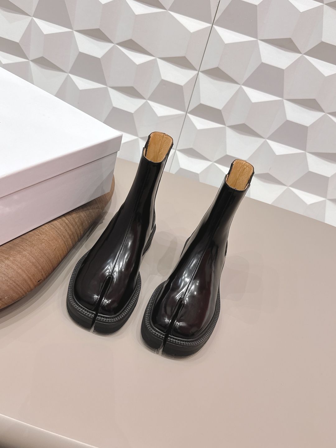 NO:748584,: Men and women's 'exclusive top version' long-term product Maison Margiela 26 vs early spring new fashion boots series... [couples split-toe elastic short boots] The original version creates a one-to-one comfort, better wrapping, full of personality, and easy to match with various styles of clothes... Fabric: Original customized open edge beads Lining: Original customized water-dyed cowhide Foot pads: Original customized water-dyed cowhide Outsole: Original open-molded genuine leather combination sole Heel height: 3.5cm  Size: 35-44 (Female 40.41. Men 45. Customization is non-refundable) Packaging: Original full set of packaging Color: Official website updated simultaneously, split-toe shoes, masion margiela, boots, cowhide19860909: 女男《独家顶级版本》长期做货 Maison Margiela马吉拉26vs早春新款时装靴系列……【情侣分趾松紧短靴】 原版一比一打造舒适度,包裹性都比较好,个性十足,很好驾驭各种风格衣服搭配…… 面料: 原版定制开边珠 内里: 原版定制水染牛皮 垫脚: 原版定制水染牛皮 大底: 原版开模真皮组合底 跟高: 3.5cm 码数: 35-44（女40.41.男45.定制不退换） 包装:原版全套包装 颜色:官网同步更新,分趾鞋,masion margiela,boots,cowhide,Women's Shoes