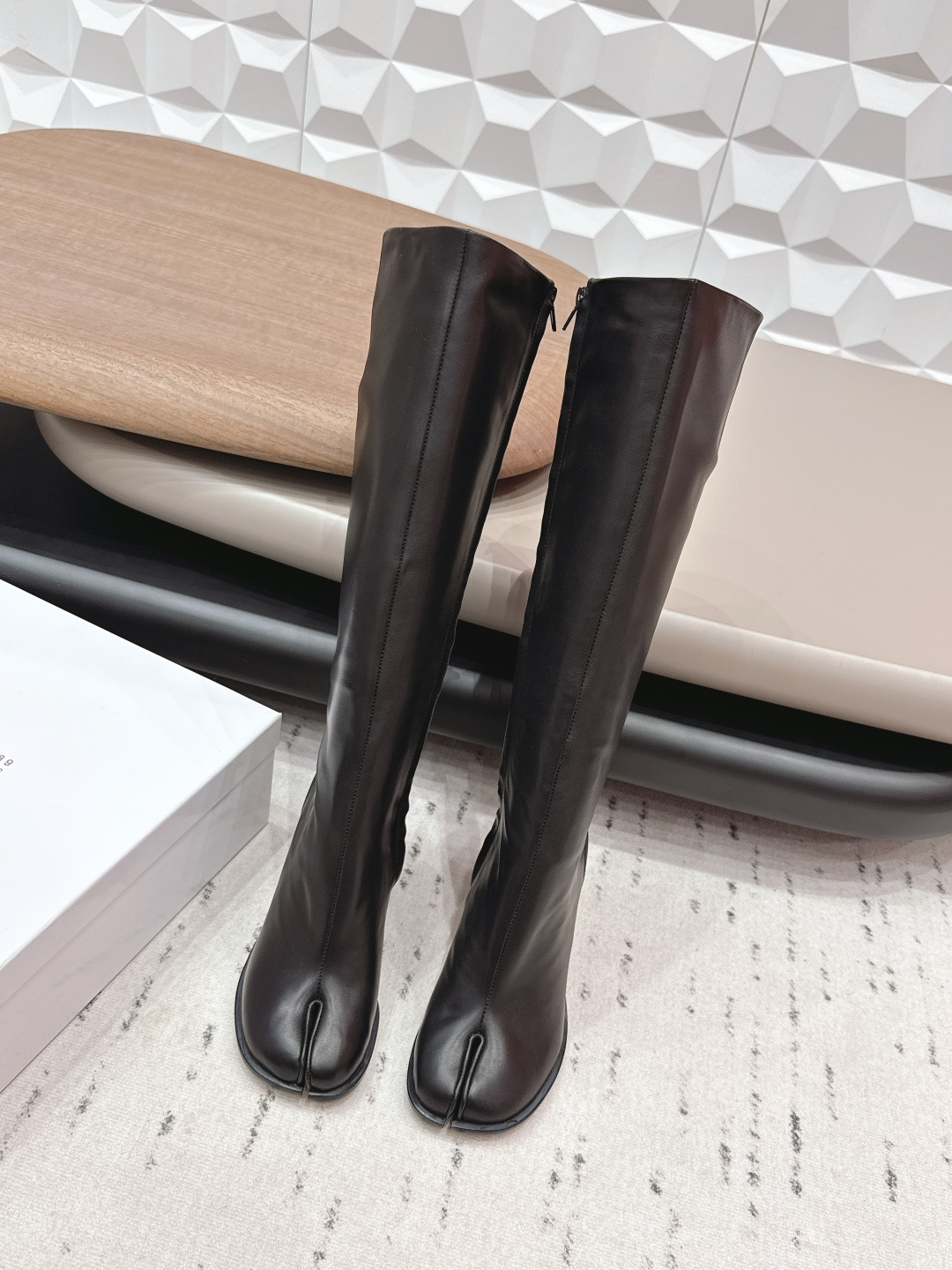 NO:748620,: 'Exclusive top version' long-term production of Maison Margiela 26 vs early spring new fashion boots series... [Split-toe zipper inverted boots] The original version creates a one-to-one comfort, better wrapping, full of personality, and easy to match with various styles of clothes... Fabric: Original customized calfskin Lining: Original customized water-dyed cowhide Foot pads: Original customized water-dyed cowhide Outsole: Original customized leather combination sole Heel height: 8cm Size:  35-39 (40.41 size customization is non-returnable) Packaging: original full set of packaging Color: official website updated simultaneously, split-toe shoes, masion margiela, boots, cowhide19860909: 《独家顶级版本》长期做货 Maison Margiela马吉拉26vs早春新款时装靴系列……【分趾拉链倒靴】 原版一比一打造舒适度,包裹性都比较好,个性十足,很好驾驭各种风格衣服搭配…… 面料: 原版定制小牛皮 内里: 原版定制水染牛皮 垫脚: 原版定制水染牛皮 大底: 原版定制真皮组合底 跟高: 8cm 码数: 35-39（40.41码定制不退换） 包装:原版全套包装 颜色:官网同步更新,分趾鞋,masion margiela,boots,cowhide,Women's Shoes