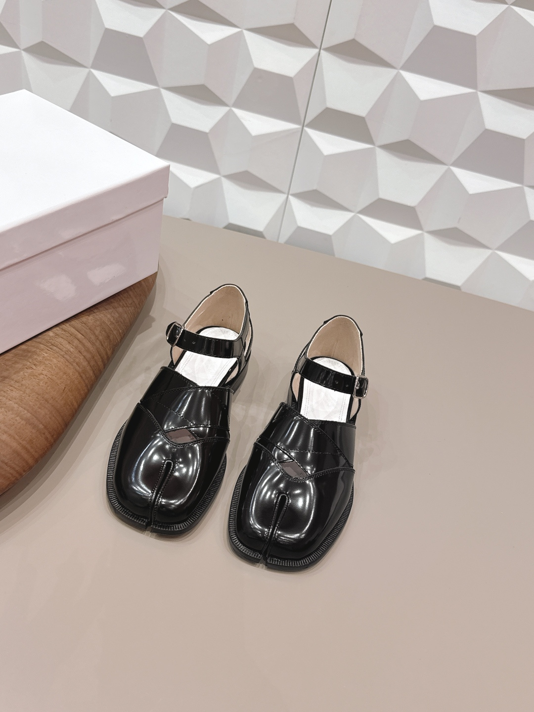 NO:748560,: Men and women's 'exclusive top version' long-term product Maison Margiela 26 vs early spring new Loaf single shoe series... [couples' split-toe cross-strap single shoes] The original version provides one-to-one comfort, better wrapping, full personality, and easy to match with various styles of clothes... Fabric: Original custom-made open edge beads Lining: Original custom-made water-dyed sheepskin Foot pads: Original custom-made water-dyed sheepskin Outsole: Original custom-made leather combination sole Heel height: 2.5cm  Size: 35-44 (Female 40.41. Men 45. Customization is non-refundable) Packaging: Original full set of packaging Color: Official website updated simultaneously, split-toe shoes, masion margiela, loafers, sheepskin19860909: 女男《独家顶级版本》长期做货 Maison Margiela马吉拉26vs早春新款乐福单鞋系列……【情侣分趾交叉带单鞋】 原版一比一打造舒适度,包裹性都比较好,个性十足,很好驾驭各种风格衣服搭配…… 面料: 原版定制开边珠 内里: 原版定制水染羊皮 垫脚: 原版定制水染羊皮 大底: 原版定制真皮组合底 跟高: 2.5cm 码数: 35-44（女40.41.男45.定制不退换） 包装:原版全套包装 颜色:官网同步更新,分趾鞋,masion margiela,loafers,sheepskin,Women's Shoes