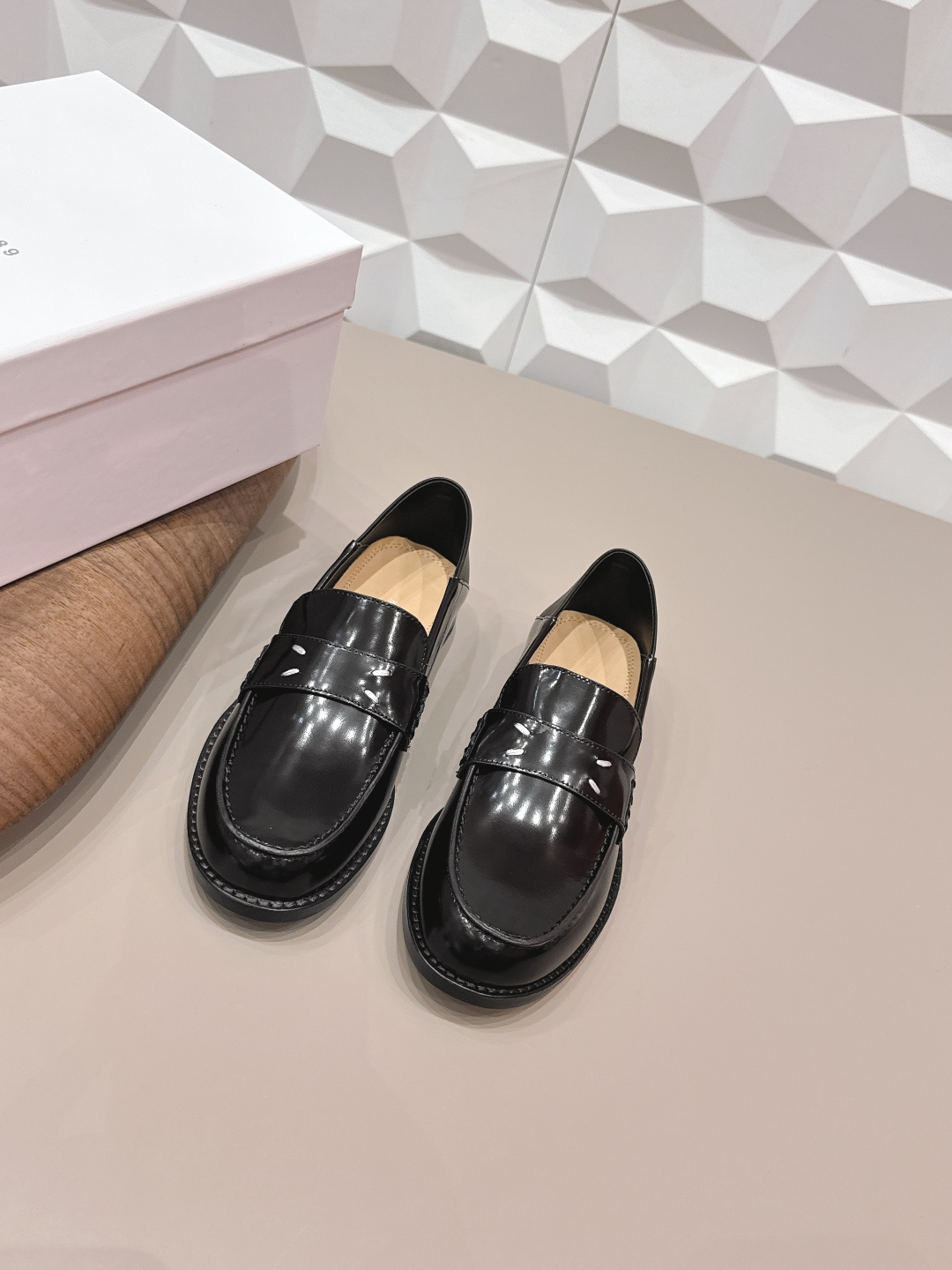 NO:748563,: 'Exclusive top version' long-term production Maison Margiela 26 vs early spring new Loaf single shoe series... [Round-toe Loaf single shoes] The original version provides one-to-one comfort, better wrapping, full of personality, and easy to match with various styles of clothes... Fabric: Original customized open edge beads Lining: Original customized water-dyed sheepskin Foot pads: Original customized water-dyed sheepskin Outsole: Original customized leather combination sole Heel height: 2.5cm Size:  35-39 (40.41. Customization is non-refundable) Packaging: Original full set of packaging Color: Official website updated simultaneously, split-toe shoes, masion margiela, loafers, sheepskin19860909: 《独家顶级版本》长期做货 Maison Margiela马吉拉26vs早春新款乐福单鞋系列……【圆头乐福单鞋】 原版一比一打造舒适度,包裹性都比较好,个性十足,很好驾驭各种风格衣服搭配…… 面料: 原版定制开边珠 内里: 原版定制水染羊皮 垫脚: 原版定制水染羊皮 大底: 原版定制真皮组合底 跟高: 2.5cm 码数: 35-39（40.41.定制不退换） 包装:原版全套包装 颜色:官网同步更新,分趾鞋,masion margiela,loafers,sheepskin,Women's Shoes