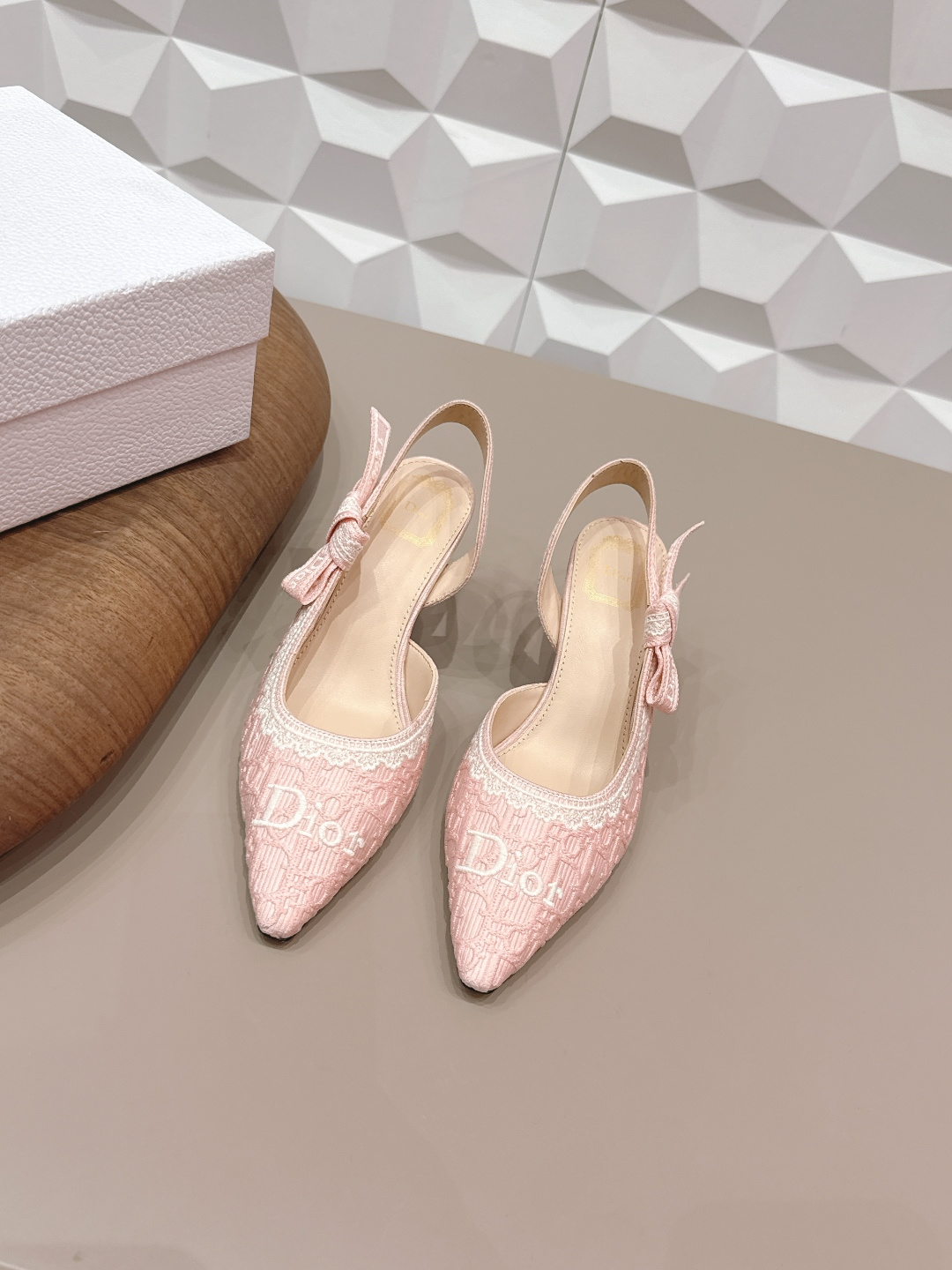 NO:760177,'Exclusive top version' Dior Dior 26vs early spring fashion shoes series... [Pointed electric embroidered mid-heeled shoes] Simple and super versatile. Perfect and luxurious on the feet, can be matched with any spring and summer clothes. The foot feels even more comfortable!  The material is a perfect replica of the original version. Original disassembly and molding... Fabric Original custom weaving/electric embroidery process Original custom sheepskin lining Original custom sheepskin Foot pads Original custom leather outsole Heel height 5.5cm Original full set of packaging Code number 35-39 (40.41. Customized non-refundable) Color: Official website updated simultaneously, high heels and sandals, dior, dior, sandals, high heels, sheepskin, Leather soles19860909《独家顶级版本》  Dior迪奥26vs早春时装单鞋系列…【尖头电绣中跟单鞋】 简约超级百搭. 上脚完美奢华,可任意搭配,春夏服饰. 脚感更是舒适！材质原版完美复刻. 原版拆解开模… 面料原版定制织布/电绣工艺 内里原版定制羊皮 垫脚原版定制羊皮 大底原版定制真皮大底 跟高5.5cm 包装原版全套包装 码数35-39（40.41.定制不退换） 颜色:官网同步更新,高跟鞋凉鞋,dior,dior,sandals,high heels,sheepskin,Leather soles,Women's Shoes