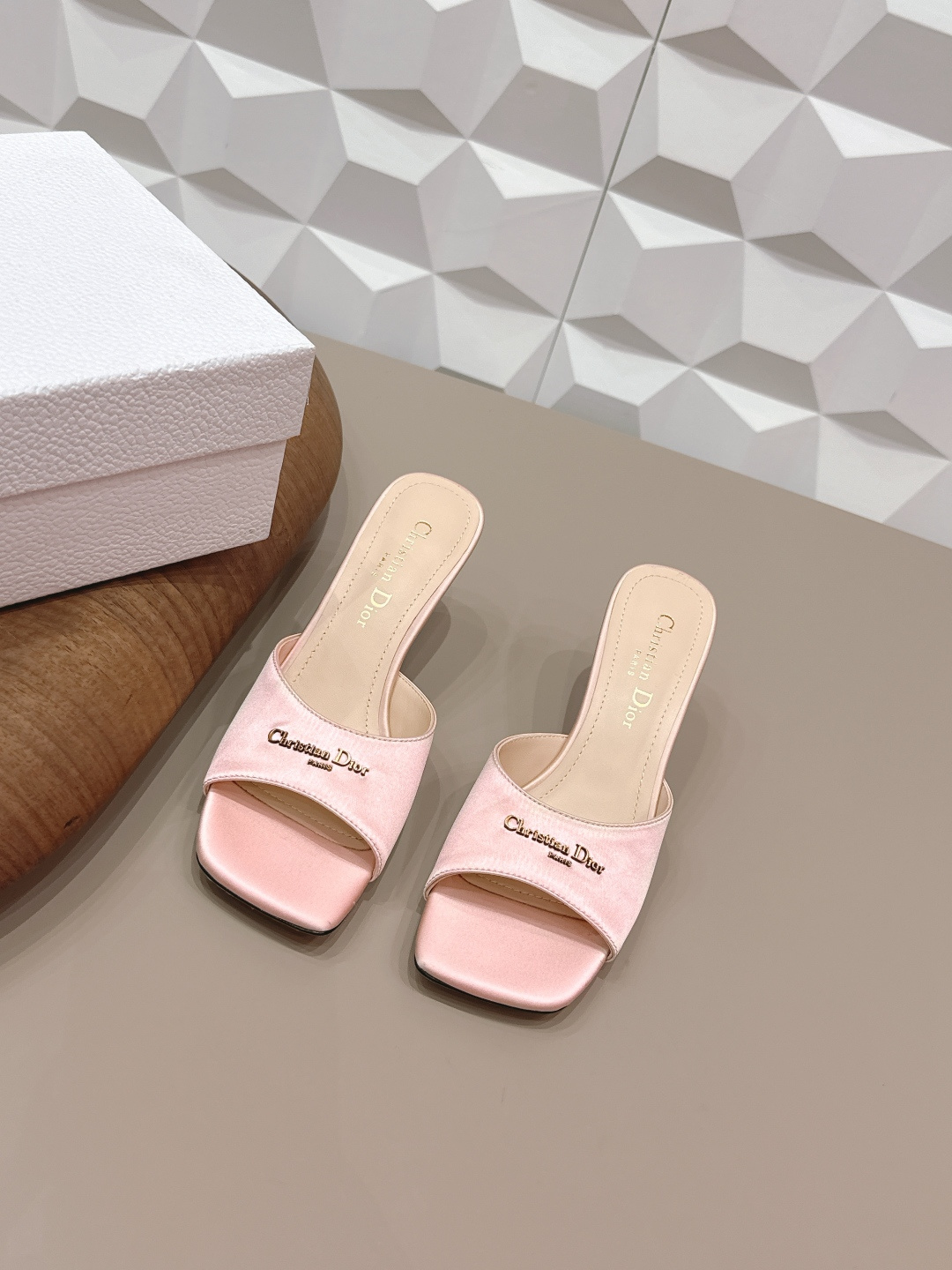 NO:748958,'Exclusive top version' Dior Dior 26 vs early spring fashion sandals series... [Square-toe high-heeled sandals] Simple and super versatile. Perfect and luxurious on the feet, can be matched with any spring and summer clothes. The foot feels even more comfortable!  The original material is perfectly reproduced. Original disassembly and molding... fabric original custom silk cloth/letter buckle technology original custom sheepskin lining original custom sheepskin foot pads original custom leather outsole heel height 7.5cm original full package packaging code number 35-39 (40.41. Customized non-returnable) Color: official website updated simultaneously, high heels and slippers, dior, dior, sandals, high heels, slippers, sheepskin, real silk, Leather  soles19860909《独家顶级版本》  Dior迪奥26vs早春时装凉鞋系列…【方头高跟凉拖】 简约超级百搭. 上脚完美奢华,可任意搭配,春夏服饰. 脚感更是舒适！材质原版完美复刻. 原版拆解开模… 面料原版定制真丝布/字母扣工艺 内里原版定制羊皮 垫脚原版定制羊皮 大底原版定制真皮大底 跟高7.5cm 包装原版全套包装 码数35-39（40.41.定制不退换） 颜色:官网同步更新,高跟鞋拖鞋,dior,dior,sandals,high heels,slippers,sheepskin,real silk,Leather soles,Women's Shoes