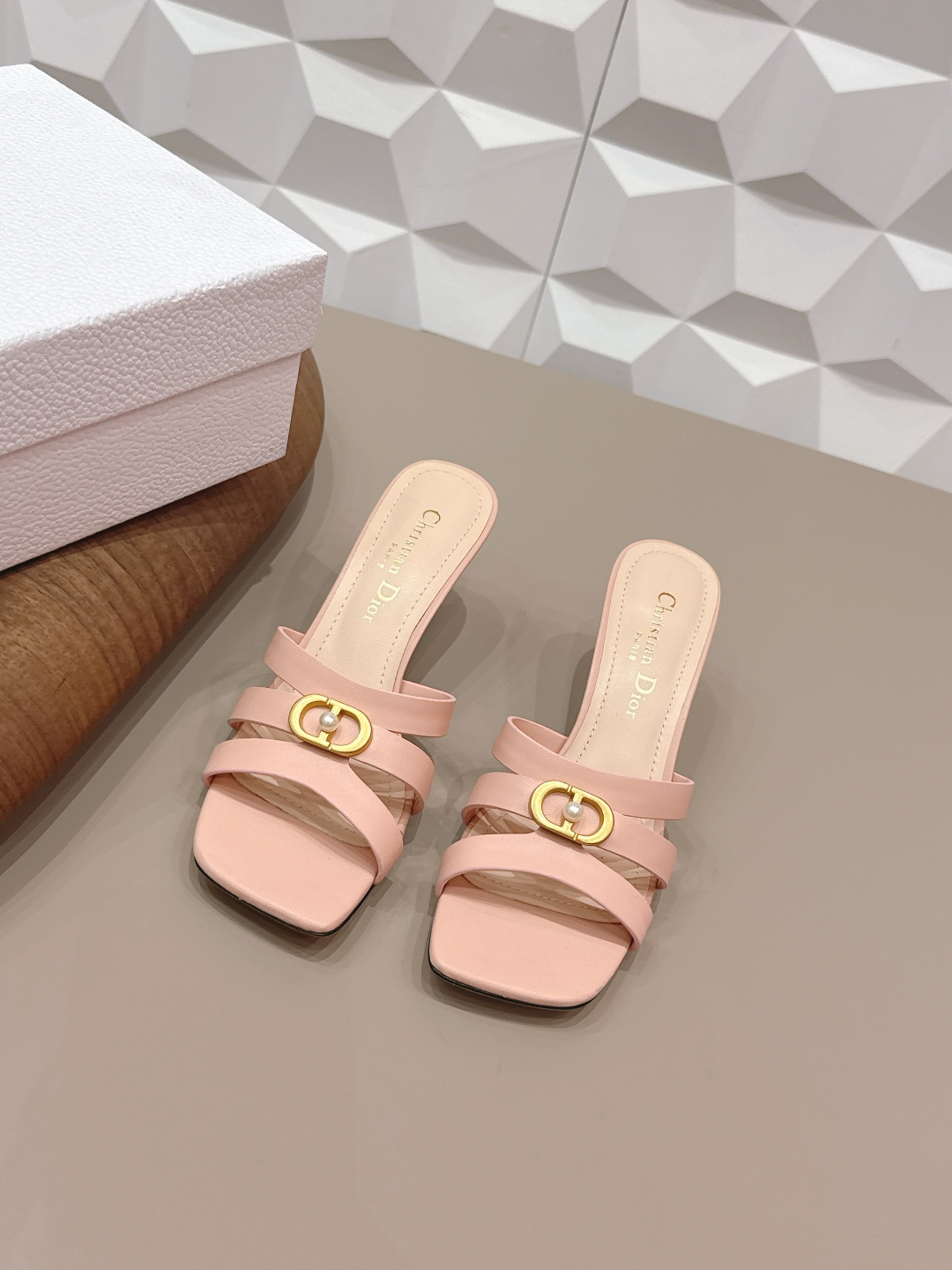 NO:748953,'Exclusive top version' Dior Dior 26vs early spring fashion sandals series... [Square-toe high-heeled sandals] Simple and super versatile. Perfect and luxurious on the feet, can be matched with any spring and summer clothes. The feet feel even more comfortable!  The material is a perfect replica of the original version. The original disassembly and molding... Fabric Original custom cowhide/oil edge craftsmanship Original custom sheepskin lining Original custom sheepskin Foot pads Original custom leather outsole Heel height 7.5cm Original full set of packaging Code number 35-39 (40.41. Customization is non-refundable) Color: Official website updated simultaneously, high heels and slippers, dior, dior, sandals, high heels, slippers, cowhide, sheepskin, Leather  soles19860909《独家顶级版本》  Dior迪奥26vs早春时装凉鞋系列…【方头高跟凉鞋】 简约超级百搭. 上脚完美奢华,可任意搭配,春夏服饰. 脚感更是舒适！材质原版完美复刻. 原版拆解开模… 面料原版定制牛皮/油边工艺 内里原版定制羊皮 垫脚原版定制羊皮 大底原版定制真皮大底 跟高7.5cm 包装原版全套包装 码数35-39（40.41.定制不退换） 颜色:官网同步更新,高跟鞋拖鞋,dior,dior,sandals,high heels,slippers,cowhide,sheepskin,Leather soles,Women's Shoes