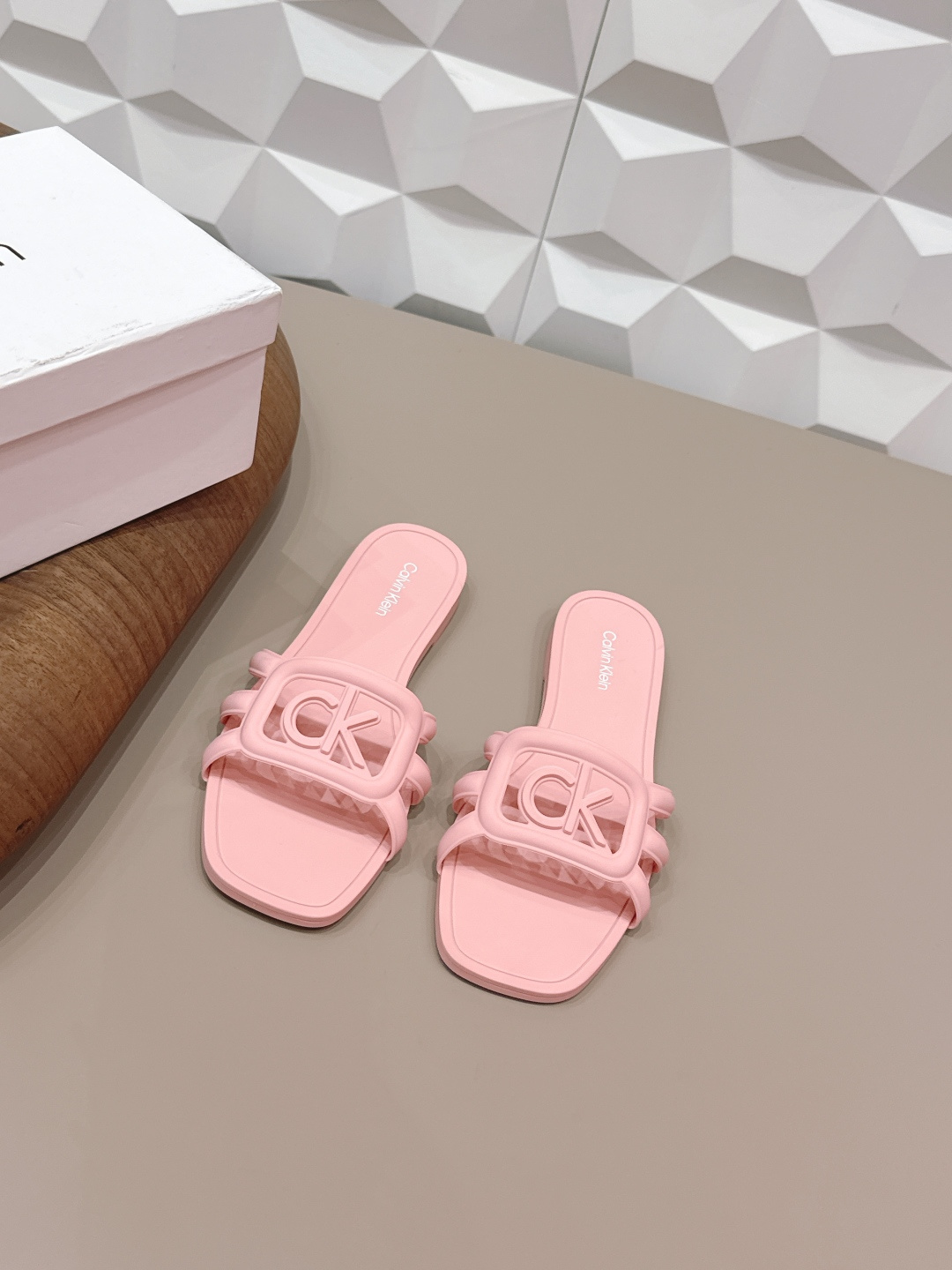 NO:748966,: 'Exclusive top version' Calvin Klein niche trendy brand 26 vs early spring new square-toe sandals series... [Square-toe rubber sandals] The original version is better in comfort and wrapping. It is full of personality and easy to match with various styles of clothes... Fabric: Original open-molded TPU one-piece molding Lining: Original open-molded TPU one-piece molding Foot: Original open-molded TPU one-piece molding Outsole: Original open-molding TPU molded bottom Heel height: 1.0cm Packaging:  Original complete package Number of yards: 36-40 (41.42. Customization is non-returnable) Colors are updated simultaneously on the official website, high heels and slippers, louis vuitton, high heels, slippers19860909: 《独家顶级版本》 Calvin Klein 小众潮牌26vs早春新款方头凉拖系列……【方头胶面凉拖】 原版一比一打造舒适度、包裹性都比较好.个性十足,很好驾驭各种风格衣服搭配…… 面料: 原版开模TPU一体成型 内里: 原版开模TPU一体成型 垫脚: 原版开模TPU一体成型 大底: 原版开模TPU成型底 跟高: 1.0cm 包装: 原版全套包装 码数: 36-40（41.42.定制不退换） 颜色官网同步更新,高跟鞋拖鞋,louis vuitton,high heels,slippers,Women's Shoes