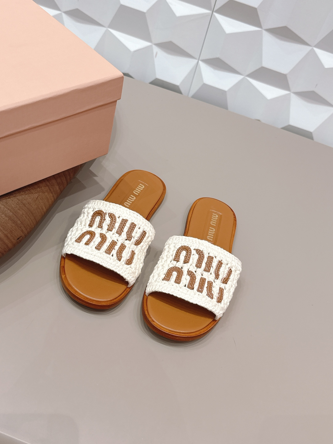 NO:748962,: 'Exclusive top version' MIUMIU Miu Miu 2026 vs early spring latest catwalk hot sandal series... [Round-head woolen sandals]  MIUMIU's autumn and winter T-stage catwalk show is the same style as 'Dreams Never Sleep'. Miumiu can use it on important occasions. It has a fresh style with a touch of nobility. It is perfect to wear with this shoe. It is elegant and crystal clear, regardless of the material of various accessories.  , all are exclusively customized one to one, and must be zero distance from the original version. The entire series is full of exciting and unexpected combinations of elements, different materials, textures of fabrics, and a strong artistic atmosphere, allowing you to appreciate the ever-changing style of miumiu girls...  Upper: Original customized woolen/leather label craftsmanship Lining: Original customized sheepskin Foot pads: Original customized sheep pattern microfiber midsole Outsole: Original customized genuine leather combination sole Height: 1.0cm flat Size: 35-39 (40 customized non-refundable) Packaging: Original full set of packaging Color: Official website updated simultaneously, high heels and slippers, miumiu, sandals, high heels, slippers, sheepskin19860909: 《独家顶级版本》 MIUMIU缪缪2026vs早春最新走秀爆款凉鞋系列…… 【圆头毛织凉拖】 MIUMIU秋冬T台走秀网红同款＂造梦不夜城＂,miumiu能在重要场合上用得上了,小清新风带点贵气的感觉,上脚非常完美穿搭配上此鞋,优雅大方,晶莹剔透,无论各种配件材质,都是独家一比一定制,必做到原版零距离,整个系列都充满了令人兴奋和意外的元素结合,不同的材质,肌理的面料的表现,具有极浓的艺术气息,让你领略miumiu女孩的百变风格…… 鞋面: 原版定制毛织/车皮标工艺 内里: 原版定制羊皮 垫脚: 原版定制羊纹超纤包中底 大底: 原版定制真皮组合底 底高: 1.0cm平底 码数:35-39（40定制不退不换) 包装:原版全套包装 颜色:官网同步更新,高跟鞋拖鞋,miumiu,sandals,high heels,slippers,sheepskin,Women's Shoes