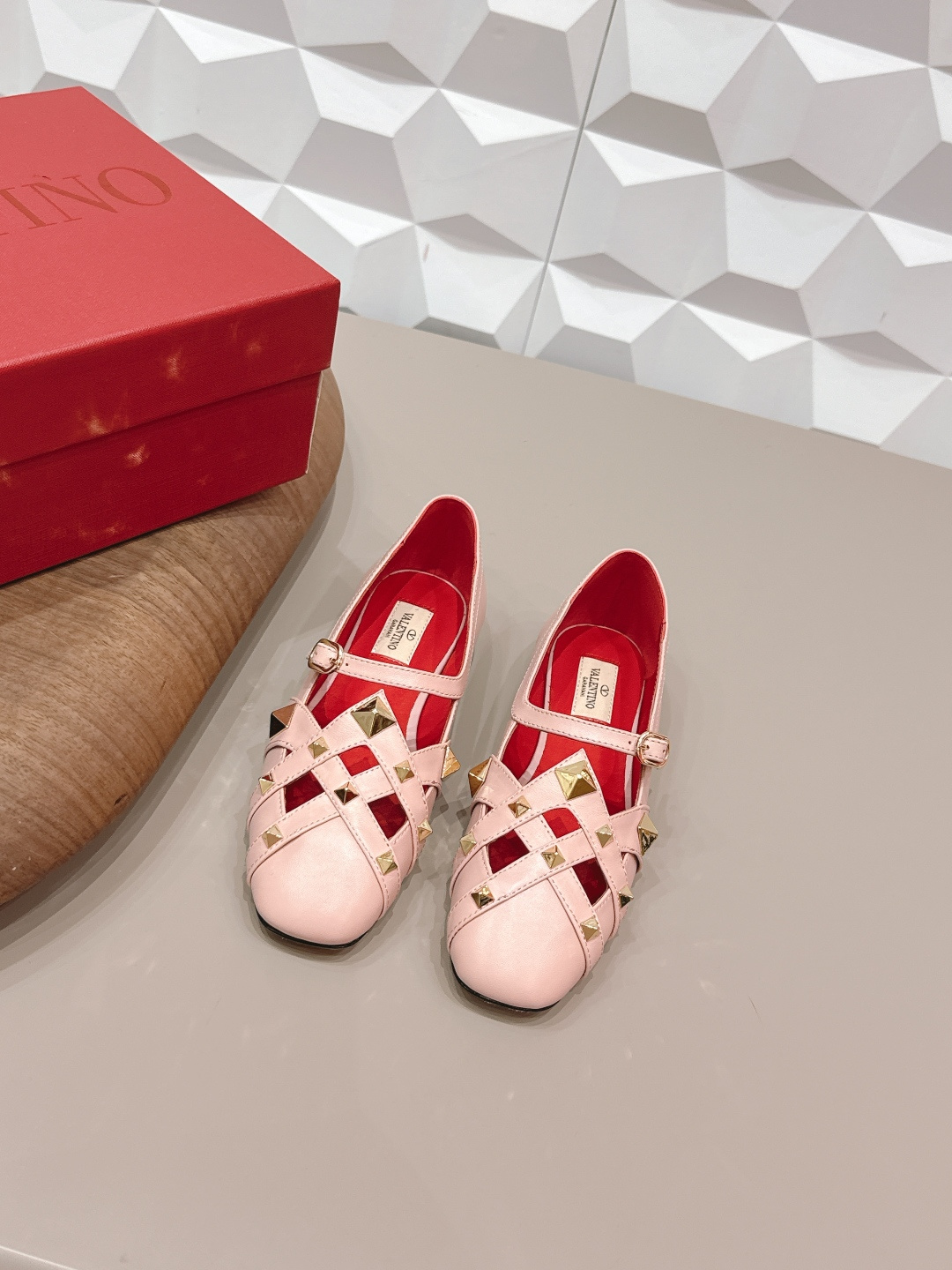 NO:748936,: 'Exclusive top version' VALENTIN*O 26 vs the latest early spring fashion shoe series... [Round-toe rivet flat shoes] Ms. Valentino loves simplicity and irresistibility. The combination shows a unique dressing style, free mix and match to shine and keep up with the pace of European and American fashion!  !  !  The top-notch craftsmanship and texture are perfectly presented. No matter any details, you can compare them with the counters. You can enter and exit the counters at will with the best quality goods!  !  Fabric: Original customized sheepskin rivet craftsmanship Lining: Original customized sheepskin Foot pads: Original customized sheepskin Outsole: Original customized leather outsole Heel height: 1.0cm Size: 35-39 (40.41. Customization is non-returnable) Packaging: Original full set of packaging Color: Official website updated simultaneously, sandals, valentino, valentino, sandals, sheepskin, Leather soles19860909: 《独家顶级版本》 VALENTIN*O华伦*天奴26vs早春最新时装单鞋系列……【圆头柳钉平底单鞋】 华伦天奴女士钟爱简约又难以抗拒系,搭配展现与众不同的穿搭风格、自由混搭闪耀到位跟紧欧美风时尚步伐！！！ 顶级工艺质感完美呈现,无论任何细节均可对比专柜,最好级别的顶级货,随意进出专柜！！ 面料: 原版定制羊皮柳钉工艺 内里: 原版定制羊皮 垫脚: 原版定制羊皮 大底: 原版定制真皮大底 跟高: 1.0cm 码数: 35-39（40.41.定制不退换） 包装: 原版全套包装 颜色: 官网同步更新,凉鞋单鞋,valentino,valentino,sandals,sheepskin,Leather soles,Women's Shoes