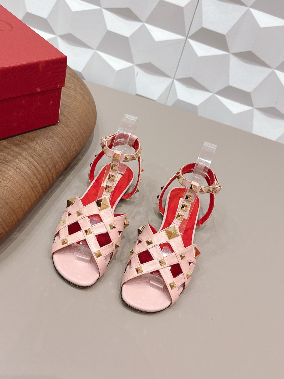 NO:748925,: 'Exclusive top version' VALENTIN*O 26 vs the latest fashion sandals series in early spring... [Round-head rivet flat sandals] Ms. Valentino loves simplicity and irresistibility. The combination shows a unique dressing style, free mix and match to shine and keep up with the pace of European and American fashion!  !  !  The top-notch craftsmanship and texture are perfectly presented. No matter any details, you can compare them with the counters. You can enter and exit the counters at will with the best quality goods!  !  Fabric: Original customized sheepskin rivet craftsmanship Lining: Original customized sheepskin Foot pads: Original customized sheepskin Outsole: Original customized leather outsole Heel height: 1.0cm Size: 35-39 (40.41. Customization is non-refundable) Packaging: Original full set of packaging Color: Official website updated simultaneously, sandals, valentino, valentino, sandals, sheepskin, Leather soles19860909: 《独家顶级版本》 VALENTIN*O华伦*天奴26vs早春最新时装凉鞋系列……【圆头柳钉平底凉鞋】 华伦天奴女士钟爱简约又难以抗拒系,搭配展现与众不同的穿搭风格、自由混搭闪耀到位跟紧欧美风时尚步伐！！！ 顶级工艺质感完美呈现,无论任何细节均可对比专柜,最好级别的顶级货,随意进出专柜！！ 面料: 原版定制羊皮柳钉工艺 内里: 原版定制羊皮 垫脚: 原版定制羊皮 大底: 原版定制真皮大底 跟高: 1.0cm 码数: 35-39（40.41.定制不退换） 包装: 原版全套包装 颜色: 官网同步更新,凉鞋,valentino,valentino,sandals,sheepskin,Leather soles,Women's Shoes