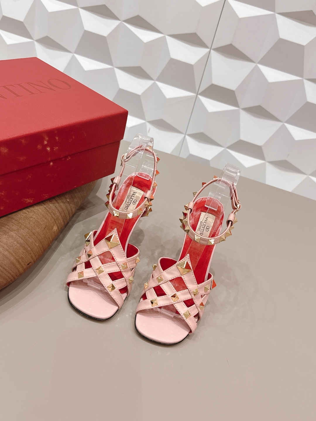 NO:748921,: 'Exclusive top version' VALENTIN*O 26 vs the latest early spring fashion sandals series... [Round-toe rivet high-heeled sandals] Ms. Valentino loves simplicity and irresistibility. The combination shows a unique dressing style, free mix and match to shine and keep up with the pace of European and American fashion!  !  !  The top-notch craftsmanship and texture are perfectly presented. No matter any details, you can compare them with the counters. You can enter and exit the counters at will with the best quality goods!  !  Fabric: Original customized sheepskin rivet craftsmanship Lining: Original customized sheepskin Foot pads: Original customized sheepskin Outsole: Original customized leather outsole Heel height: 9.5cm Size: 35-39 (40.41. Customization is non-refundable) Packaging: Original full set of packaging Color: Official website updated simultaneously, sandals, valentino, valentino, sandals, sheepskin, Leather soles19860909: 《独家顶级版本》 VALENTIN*O华伦*天奴26vs早春最新时装凉鞋系列……【圆头柳钉高跟凉鞋】 华伦天奴女士钟爱简约又难以抗拒系,搭配展现与众不同的穿搭风格、自由混搭闪耀到位跟紧欧美风时尚步伐！！！ 顶级工艺质感完美呈现,无论任何细节均可对比专柜,最好级别的顶级货,随意进出专柜！！ 面料: 原版定制羊皮柳钉工艺 内里: 原版定制羊皮 垫脚: 原版定制羊皮 大底: 原版定制真皮大底 跟高: 9.5cm 码数: 35-39（40.41.定制不退换） 包装: 原版全套包装 颜色: 官网同步更新,凉鞋,valentino,valentino,sandals,sheepskin,Leather soles,Women's Shoes