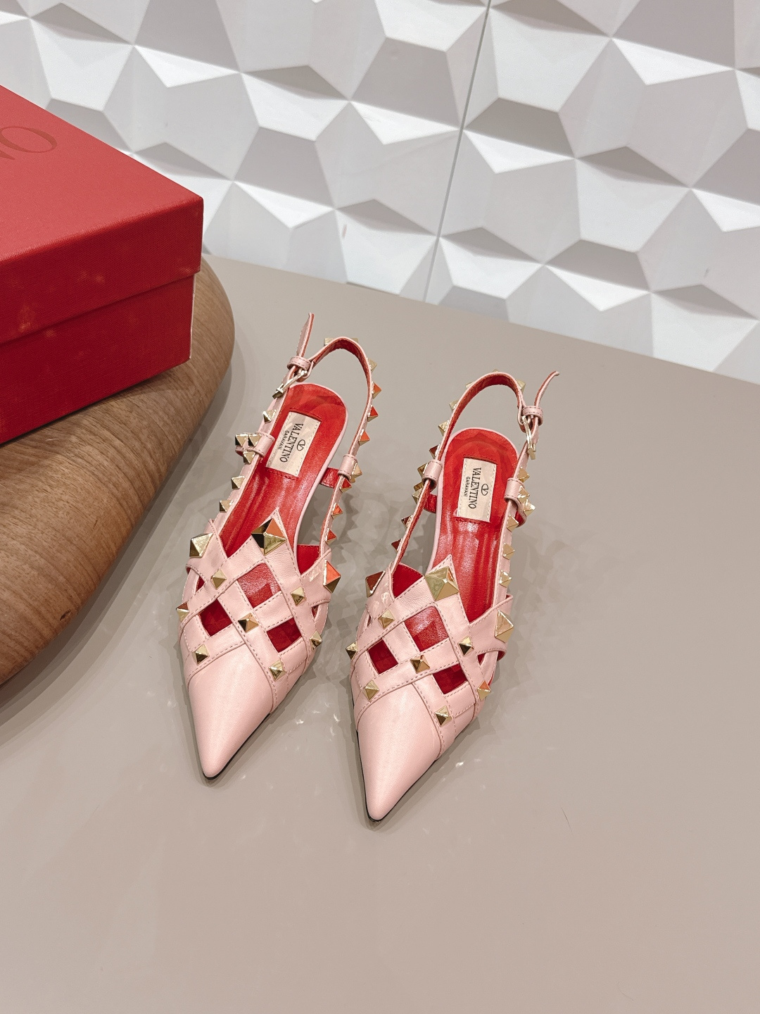 NO:748932,: 'Exclusive top version' VALENTIN*O 26 vs the latest fashion shoe series in early spring... [Pointed rivet back empty shoes] Ms. Valentino loves simplicity and irresistibility. The combination shows a unique dressing style, free mix and match to shine and keep up with the pace of European and American fashion!  !  !  The top-notch craftsmanship and texture are perfectly presented. No matter any details, you can compare them with the counters. You can enter and exit the counters at will with the best quality goods!  !  Fabric: Original customized sheepskin rivet craftsmanship Lining: Original customized sheepskin Foot pads: Original customized sheepskin Outsole: Original customized leather outsole Heel height: 6.5cm Size: 35-39 (40.41. Customization is non-returnable) Packaging: Original full set of packaging Color: Official website updated simultaneously, sandals, valentino, valentino, sandals, sheepskin, Leather soles19860909: 《独家顶级版本》 VALENTIN*O华伦*天奴26vs早春最新时装单鞋系列……【尖头柳钉后空单鞋】 华伦天奴女士钟爱简约又难以抗拒系,搭配展现与众不同的穿搭风格、自由混搭闪耀到位跟紧欧美风时尚步伐！！！ 顶级工艺质感完美呈现,无论任何细节均可对比专柜,最好级别的顶级货,随意进出专柜！！ 面料: 原版定制羊皮柳钉工艺 内里: 原版定制羊皮 垫脚: 原版定制羊皮 大底: 原版定制真皮大底 跟高: 6.5cm 码数: 35-39（40.41.定制不退换） 包装: 原版全套包装 颜色: 官网同步更新,凉鞋单鞋,valentino,valentino,sandals,sheepskin,Leather soles,Women's Shoes