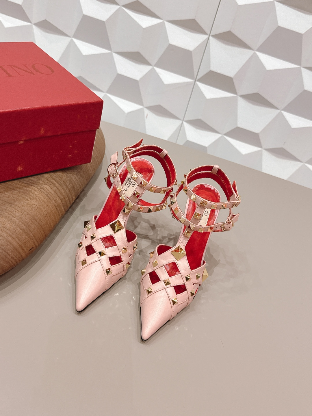 NO:748929,: 'Exclusive top version' VALENTIN*O 26 vs the latest fashion shoe series in early spring... [Pointed rivet back empty shoes] Ms. Valentino loves simplicity and irresistibility. The combination shows a unique dressing style, free mix and match to shine and keep up with the pace of European and American fashion!  !  !  The top-notch craftsmanship and texture are perfectly presented. No matter any details, you can compare them with the counters. You can enter and exit the counters at will with the best quality goods!  !  Fabric: Original customized sheepskin rivet craftsmanship Lining: Original customized sheepskin Foot pads: Original customized sheepskin Outsole: Original customized leather outsole Heel height: 9.5cm Size: 35-39 (40.41. Customization is non-refundable) Packaging: Original full set of packaging Color: Official website updated simultaneously, sandals, valentino, valentino, sandals, sheepskin, Leather soles19860909: 《独家顶级版本》 VALENTIN*O华伦*天奴26vs早春最新时装单鞋系列……【尖头柳钉后空单鞋】 华伦天奴女士钟爱简约又难以抗拒系,搭配展现与众不同的穿搭风格、自由混搭闪耀到位跟紧欧美风时尚步伐！！！ 顶级工艺质感完美呈现,无论任何细节均可对比专柜,最好级别的顶级货,随意进出专柜！！ 面料: 原版定制羊皮柳钉工艺 内里: 原版定制羊皮 垫脚: 原版定制羊皮 大底: 原版定制真皮大底 跟高: 9.5cm 码数: 35-39（40.41.定制不退换） 包装: 原版全套包装 颜色: 官网同步更新,凉鞋单鞋,valentino,valentino,sandals,sheepskin,Leather soles,Women's Shoes