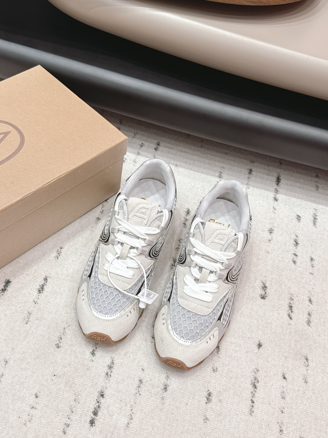 NO:748923,: 'Exclusive top version' ASH Ai Xi niche ~ 2026 vs early spring internet celebrity popular casual series... [Round toe color matching casual shoes] Original purchase, development and production ASH has a unique American retro style, with a solid leather shoe body and a versatile appearance with a retro atmosphere, paired with the brand's classic American flag logo. It has been loved by many fashion celebrities. BLACKPINKRose is often worn in private outfits. ASH Ai Xi shoes are neat and stylish...  Original fabric, customized cowhide/breathable mesh, original customized sheepskin lining, original customized sheepskin for feet, original molded TPU foam combination outsole, original full set of packaging, code number 35-39 (40. Customized, non-refundable), color: official website updated simultaneously, casual shoes/sports shoes, sneakers, sheepskin19860909: 《独家顶级版本》  ASH艾熙小众～2026vs早春网红爆款休闲系列…【圆头拼色休闲鞋】  原版购入开发 做货 ASH富有独特美式复古风格,以扎实的皮革鞋身与复古氛围的百搭外型,配搭品牌经典的美国国旗标志,获得许多时尚名人的喜爱,BLACKPINKRose 更经常于私下穿搭中穿戴 ASH艾熙鞋款,俐落有型… 面料原版定制牛猄/透气网 内里原版定制羊皮 垫脚原版定制羊皮 大底原版开模TPU发泡组合底 包装原版全套包装 码数35-39（40.定制不退换） 颜色:官网同步更新,休闲鞋/运动鞋,sneakers,sheepskin,Women's Shoes