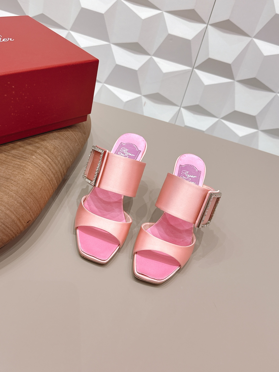 NO:748919,: 'Exclusive top version' long-term production ROGE*VIVIE*2026 vs early spring new fashion sandals series... [Square-toe diamond buckle high-heeled sandals] RV originated from the French Paris fashion design brand - classic single shoe series RV is the brand to pursue!  Each one can be said to be the best!  The appearance matches well, and the clothes in the wardrobe can be matched very well. The square buckle also makes the match look more grand, and it has momentum in and out of various places. Fabric: Original customized silk cloth diamond buckle Inner: Original customized sheepskin Foot pads: Original customized sheepskin Outsole: Original Italian genuine leather outsole Heel height: 9cm Size: 35-39 (40 customizations are not returnable) Packaging: Original full set of packaging Color: Official website updated simultaneously, high heels, roger  vivier,sandals,high heels,sheepskin,real silk,Leather soles19860909: 《独家顶级版本》长期做货 ROGE*VIVIE*2026vs早春新品时装凉鞋系列……【方头钻扣高跟凉鞋】 RV源于法国巴黎时尚设计品牌— —经典单鞋系列 RV是追求的品牌！每一款都可谓是做到了极致！ 外观很好搭配,衣柜的衣服都能搭配的很出众,方扣也是让搭配看起来更大气,进出各种场所都有气势 面料: 原版定制真丝布钻扣 内里: 原版定制羊皮 垫脚: 原版定制羊皮 大底: 原版意大利真皮大底 跟高: 9cm 码数: 35-39（40定制不退换） 包装:原版全套包装 颜色:官网同步更新,高跟鞋,roger vivier,sandals,high heels,sheepskin,real silk,Leather soles,Women's Shoes