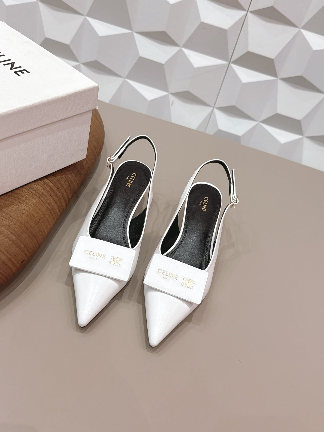 NO:748903,'Exclusive top version' Celine 2026 vs early spring new fashion shoes series... [Pointed toe back empty shoes] Paired with socks in spring and summer, it is absolutely perfect with retro points and full fashion sense. The appearance is the original purchase and development, still the highest output, restoring the original customized retro feeling... Fabric Original custom cowhide Original custom sheepskin lining Original custom sheepskin Outsole Original custom leather outsole Heel height 4.5cm Packaging Original full set of packaging  Size 35-39 (40.41. Customization is non-refundable) Colors are officially updated simultaneously, high heels and sandals, celine, celine, sandals, high heels, cowhide, sheepskin, Leather soles, socks19860909《独家顶级版本》  Celine赛琳2026vs早春新款时装单鞋系列…【尖头后空单鞋】 春夏季搭配袜子,简直绝绝子了复古的点上带上了满分时髦感颜值绝原版购入开发,依旧最高输出,还原原版定制复古感…… 面料原版定制牛皮 内里原版定制羊皮 垫脚原版定制羊皮 大底原版定制真皮大底 跟高4.5cm 包装原版全套包装 码数35-39（40.41.定制不退换） 颜色官方同步更新,高跟鞋凉鞋,celine,celine,sandals,high heels,cowhide,sheepskin,Leather soles,socks,Women's Shoes