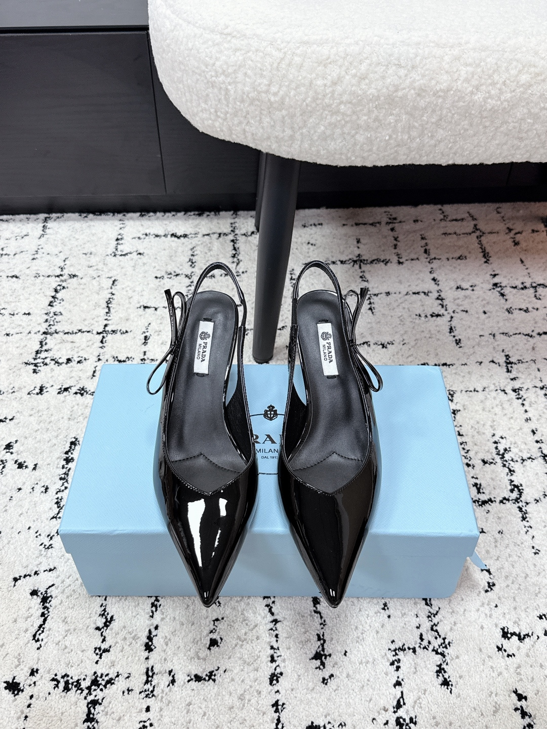 NO:748244,Prada 26/ New simple hollow bow pointed toe high-heeled sandals. These patent leather high-heeled shoes have a soft silhouette, and elegant contemporary style details are full of vitality. The pointed-toe slingback design is paired with a geometric heel and a simple bow. The thin filling creates a three-dimensional effect and highlights the modern atmosphere. The upper is imported patent leather/sheepskin, and the lining is imported breathable sheepskin. Outsole is genuine leather and the heel height is 6.5CM.  Size#35-41 (40.41 customized, non-refundable and non-exchangeable), high heels and sandals, prada, prada, sandals, high heels, sheepskin, Leather soles19860909Prada普拉达 26/ 新款简约镂空蝴蝶结尖头高跟后空凉鞋 这款漆皮高跟鞋呈现柔美廓形,优雅的当代风格细节尽显活力.尖头露跟设计,搭配几何形鞋跟和简约蝴蝶结,轻薄填充塑造三维效果,彰显摩登气息. 鞋面进口漆皮/羊皮 内里进口透气羊皮 大底真皮大底 跟高6.5CM Size#35-41（40.41定做不退不换）,高跟鞋凉鞋,prada,prada,sandals,high heels,sheepskin,Leather soles,Women's Shoes