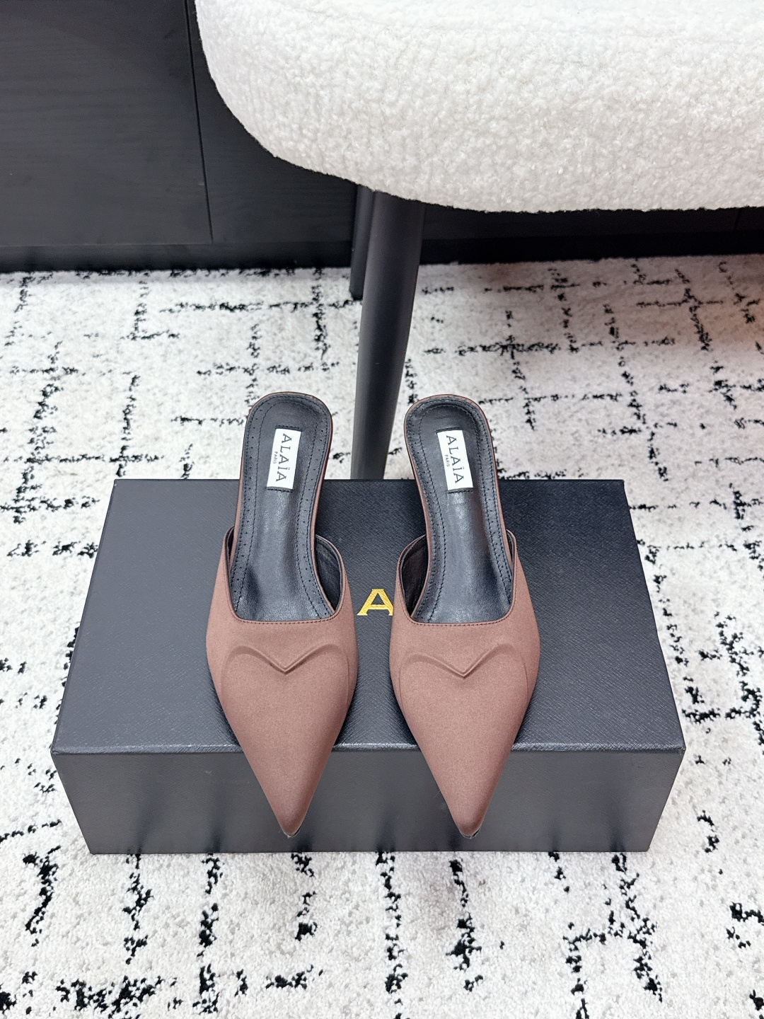 NO:748260,ALAIA 26/ Silk Love Pointed Toe High Heels and Half Slippers Patent Leather Stiletto Mules. Pointed toe high heels that will make your heart flutter when you put them on!  The simple design makes your legs look longer. Alaia's heart-shaped high-heeled shoes. The heart-like design will simply capture the girlish heart of every woman. The material is tall and slender. When you put it on, you will feel like a princess on the run. It is very easy to wear and looks good!  My favorite high heels of the year!  Upper cow patent leather/real silk satin, lining sheepskin, sole Italian genuine leather outsole, heel height 6.5cm, Size#35-40 (40 customized, non-refundable), half drag, alaia, high heels, slippers, sheepskin, real silk, silk fabric, Leather soles19860909ALAIA 阿莱亚 26/ 真丝爱心尖头高跟鞋半拖鞋漆皮细跟穆勒鞋 穿上就会心动的尖头高跟鞋！简易设计超显腿长 alaia爱心高跟鞋 爱心的设计简直就是会俘获每个女人的少女心 材质显高显细 穿上就觉得自己是在逃公主 特别好穿好好看！年度最爱的高跟鞋！ 鞋面牛漆皮/真丝绸缎 内里羊皮 鞋底意大利真皮大底 跟高6.5cm Size#35-40（40定做不退换）,半拖,alaia,high heels,slippers,sheepskin,real silk,silk fabric,Leather soles,Women's Shoes