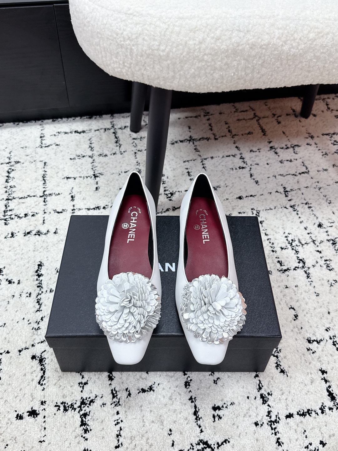 NO:748265,CHANEL Chanel 26/ The latest spring and summer camellias, flowers, flat shoes, sandals. This season’s camellia series is really beautiful, with the usual elegant and ladylike temperament of Grandma Xiang’s family, full of high-end sense!  It’s very nice on the feet~Whether it’s worn barefoot or paired with skirts or trousers, it’s very versatile!  Incomparably beautiful!  Extraordinary. Upper: Made of imported lambskin. Lining: Imported mixed sheepskin. Outsole: Italian leather outsole. Size 35-40 (customized for 40, non-refundable), sandals, chanel, chanel, sandals, skirts, sheepskin, Leather soles.19860909CHANEL 香奈儿 26/ 春夏最新 山茶花 花朵 平底单鞋 凉鞋 这一季山茶花系列真的超美,香奶奶家一贯的优雅名媛气质,高级感十足！上脚非常nice～不管光脚穿或搭配裙装、裤装、都非常百搭！无敌美！特别仙. 鞋面: 采用进口小羊皮 内里: 进口混种羊皮 大底: 意大利真皮大底 Size35-40（40定做不退换）,凉鞋单鞋,chanel,chanel,sandals,skirts,sheepskin,Leather soles,Women's Shoes