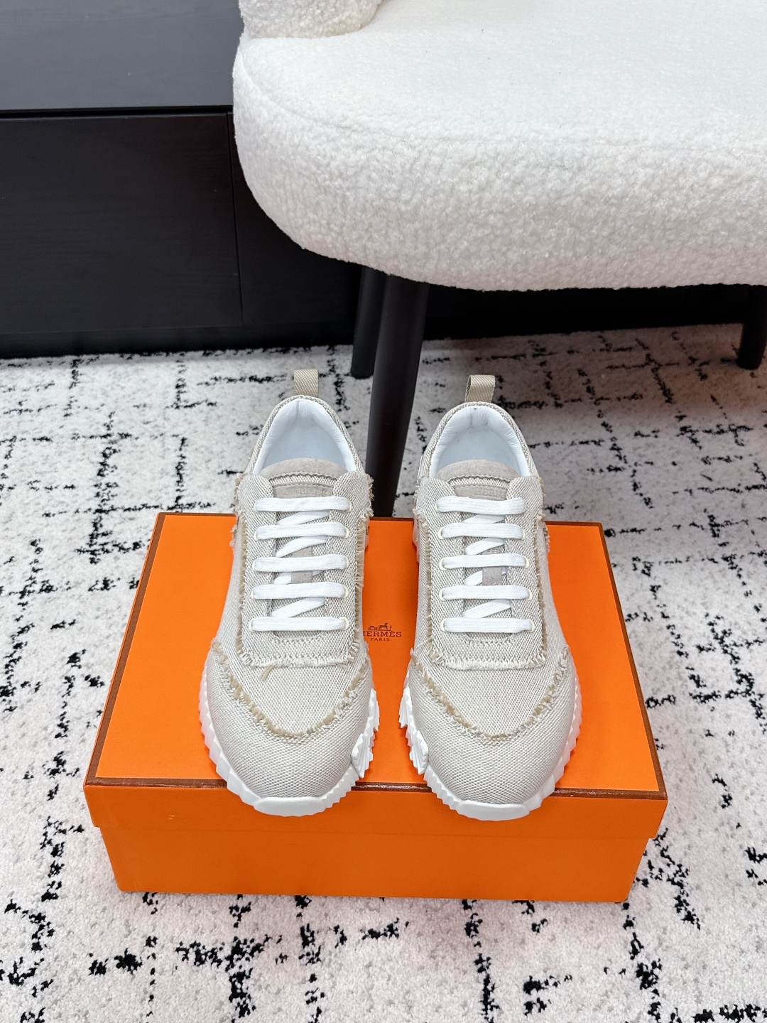 NO:748278,# Top Version Couple Model Hermes 26/ Bouncing Couple Sports Casual Shoes One of the most comfortable shoes from Hermès. They are very light on the feet and very good-looking. You will not be tired even when you go shopping and running around. Cowhide + knitted leather + knitted fabrics feel very good, very beautiful and versatile. They are very light and comfortable. They are extremely light and can be used for both sports and leisure. The tread feels great!  Fabric: Imported cowhide/cow hair Lining: Imported silk sheepskin for lining insole Outsole: Using IP+TPU (multi-color letters) German technology irradiation machine seamless combination Size: #35-46 (female 40.41 male 45.46 custom-made), casual shoes/sports shoes, hermes, hermes, sneakers, cowhide, sheepskin19860909#顶级版本 情侣款 Hermes 爱马仕 26/ Bouncing 情侣 运动 休闲鞋 爱马仕最舒服的鞋,没有之1,上脚特轻又巨好看,逛街暴走都不会累牛皮+针织 手感很好,很漂亮了也很百搭衣服,很轻便舒适 轻盈无比 运动休闲两不误 踩感超棒！ 面料: 进口牛皮/牛绒 内里: 进口内里鞋垫专用丝绸羊皮 大底: 采用IP+TPU(多色字母)德国技术照射机无缝组合 Size: #35-46(女40.41男45.46定做),休闲鞋/运动鞋,hermes,hermes,sneakers,cowhide,sheepskin,Women's Shoes