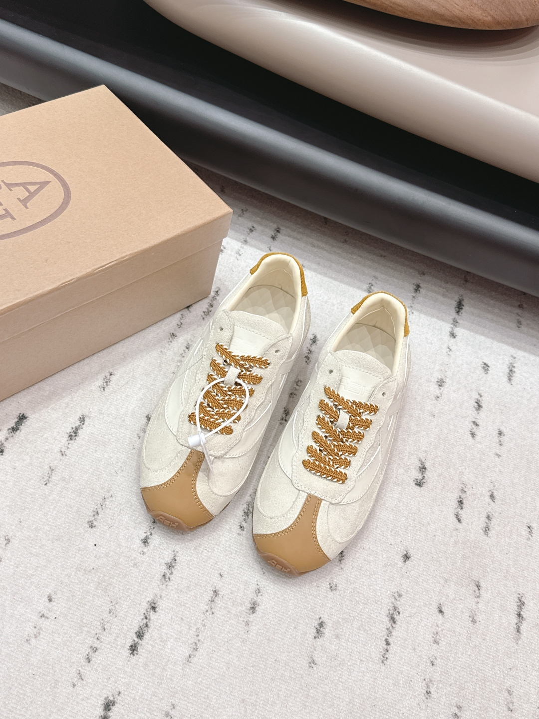 NO:748933,: 'Exclusive top version' ASH Ai Xi niche ~ 2026 vs early spring internet celebrity popular casual series... [Round toe color matching casual shoes] Original purchase, development and production ASH has a unique American retro style, with a solid leather shoe body and a versatile appearance with a retro atmosphere, paired with the brand's classic American flag logo. It has been loved by many fashion celebrities. BLACKPINKRose is often worn in private outfits. ASH Ai Xi shoes are neat and stylish...  Fabric: original custom cowhide/cow leather, lining original custom sheepskin, foot pads, original custom sheepskin, outsole, original molded TPU foam combination bottom, packaging, original full set of packaging, code number 35-39 (40. Customized, non-refundable), color: official website updated simultaneously, casual shoes/sports shoes, sneakers, cowhide, sheepskin19860909: 《独家顶级版本》  ASH艾熙小众～2026vs早春网红爆款休闲系列…【圆头拼色休闲鞋】  原版购入开发 做货 ASH富有独特美式复古风格,以扎实的皮革鞋身与复古氛围的百搭外型,配搭品牌经典的美国国旗标志,获得许多时尚名人的喜爱,BLACKPINKRose 更经常于私下穿搭中穿戴 ASH艾熙鞋款,俐落有型… 面料原版定制牛皮/牛猄 内里原版定制羊皮 垫脚原版定制羊皮 大底原版开模TPU发泡组合底 包装原版全套包装 码数35-39（40.定制不退换） 颜色:官网同步更新,休闲鞋/运动鞋,sneakers,cowhide,sheepskin,Women's Shoes