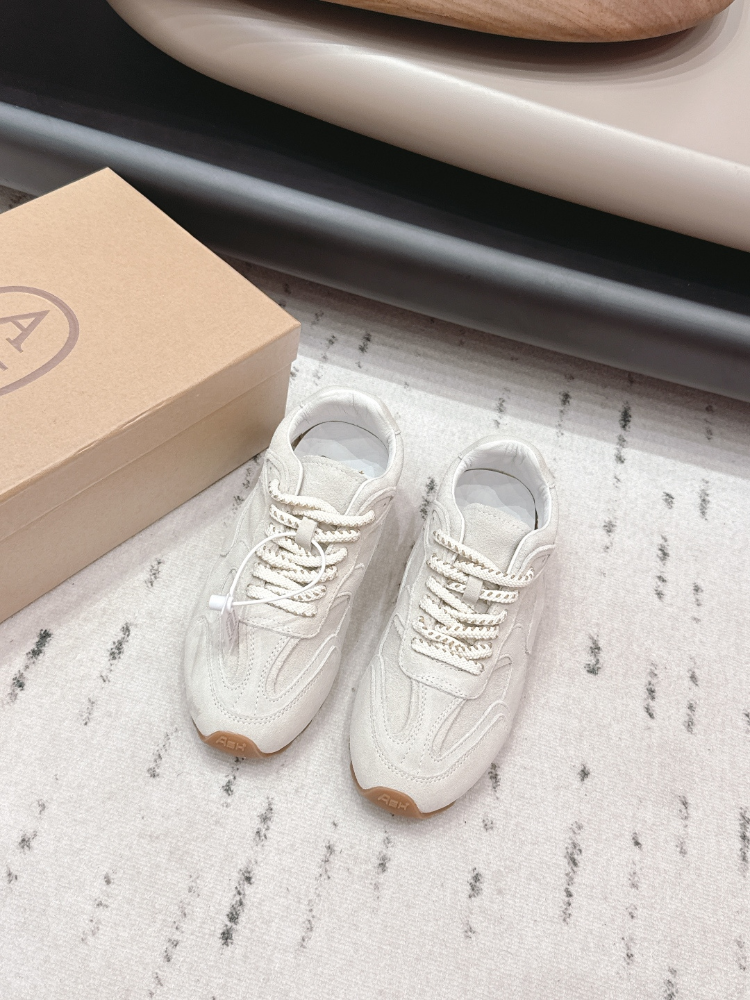 NO:748927,: 'Exclusive top version' ASH Ai Xi niche ~ 2026 vs early spring internet celebrity popular casual series... [Round toe color matching casual shoes] Original purchase, development and production ASH has a unique American retro style, with a solid leather shoe body and a versatile appearance with a retro atmosphere, paired with the brand's classic American flag logo. It has been loved by many fashion celebrities. BLACKPINKRose is often worn in private outfits. ASH Ai Xi shoes are neat and stylish...  Original custom-made cowhide fabric, original custom-made sheepskin lining, original custom-made sheepskin for feet, original open-molded TPU foam combination outsole, original complete packaging, code number 35-39 (40. Customized, non-returnable) Color: official website updated simultaneously, casual shoes/sports shoes, sneakers, sheepskin19860909: 《独家顶级版本》  ASH艾熙小众～2026vs早春网红爆款休闲系列…【圆头拼色休闲鞋】  原版购入开发 做货 ASH富有独特美式复古风格,以扎实的皮革鞋身与复古氛围的百搭外型,配搭品牌经典的美国国旗标志,获得许多时尚名人的喜爱,BLACKPINKRose 更经常于私下穿搭中穿戴 ASH艾熙鞋款,俐落有型… 面料原版定制牛猄 内里原版定制羊皮 垫脚原版定制羊皮 大底原版开模TPU发泡组合底 包装原版全套包装 码数35-39（40.定制不退换） 颜色:官网同步更新,休闲鞋/运动鞋,sneakers,sheepskin,Women's Shoes