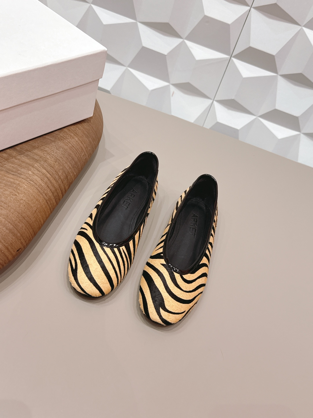 NO:748911,'Exclusive Top Version' ARKET, a niche trendy brand~26vs the latest popular shoe series in early spring... [Round-toe retro flat shoes] are really beautiful!  A new niche brand, every color is beautiful, every pair is handmade, the upper is full of flowers, and has the beauty of blooming flowers. Every color has a unique outfit, and every style is exclusive to everyone!  Beauty is different, that's how the world should be!  It’s super comfortable on your feet!  !  The fit is also very friendly!  Original custom-made horsehair upper, original custom-made sheepskin lining, original custom-made wear-resistant outsole, heel height 1.0cm, size 35-39 (40.41. Customized, non-refundable), colors updated simultaneously on the official website, single shoes, sheepskin19860909《独家顶级版本》 小众潮牌ARKET～26vs早春最新爆款单鞋系列…【圆头复古平底单鞋】 真的的美死了！新款小众品牌,每一个颜色都很好看 每一双都是手工制作,鞋面繁花,有繁花似锦的美意 每一个颜色都有独特的穿搭,搭配出的每种风格,都是每个人的专属！ 美丽各有不同,世界本该如此！上脚超级舒适的哦！！版型也很友好！ 鞋面原版定制马毛 内里原版定制羊皮 大底原版定制耐磨底片 跟高1.0cm 码数35-39（40.41.定制不退换） 颜色官网同步更新,单鞋,sheepskin,Women's Shoes