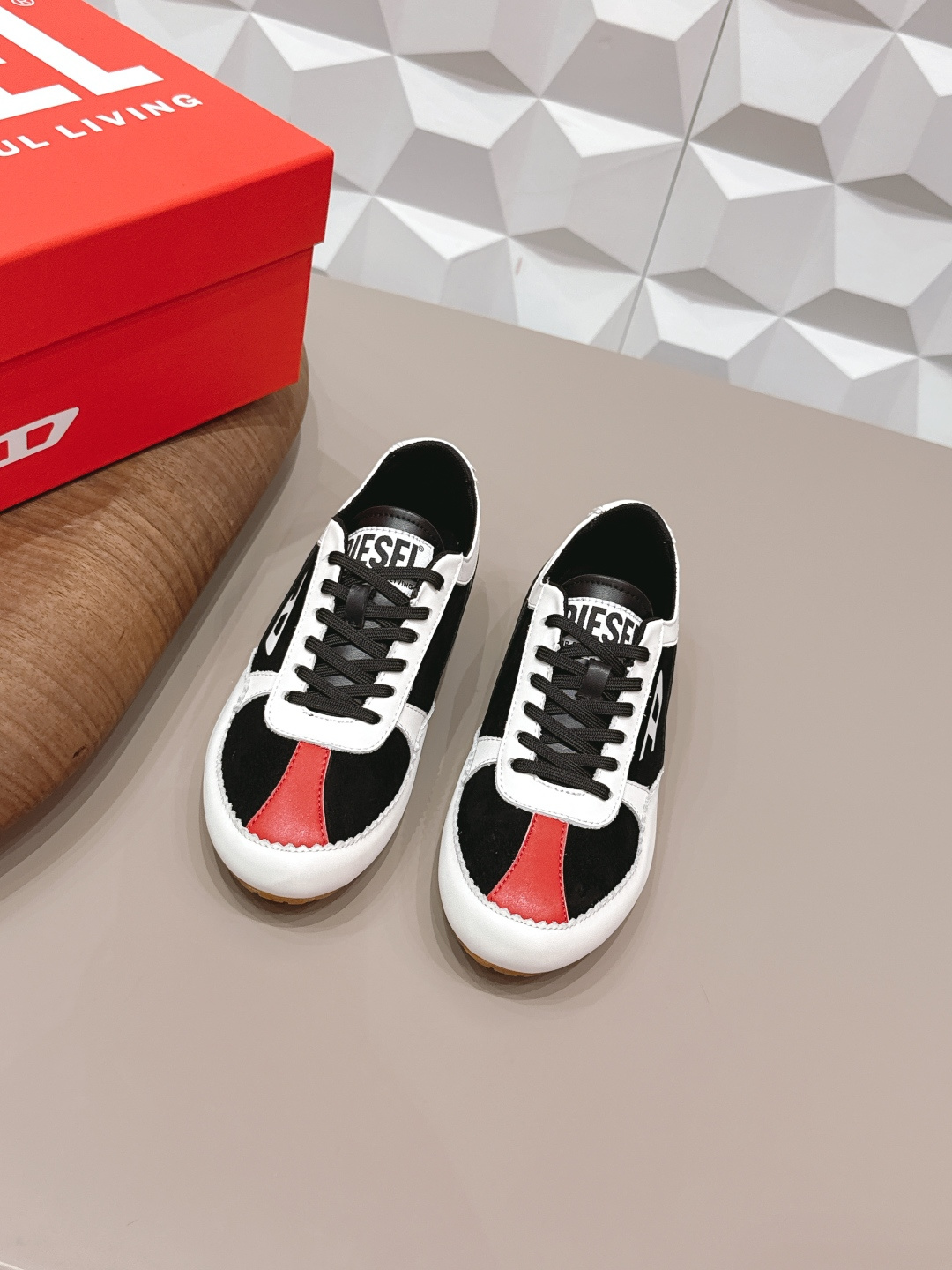 NO:748949,: 'Exclusive top version' DIESEL niche ~ 2026 vs early spring Internet celebrity popular casual series... [Round-toe color-blocking casual shoes] Original purchase, development and production. DIESEL has a unique American retro style, with a solid leather shoe body and a retro-atmosphere versatile appearance, matched with the brand's classic Italian logo, and has won the love of many fashion celebrities. BLACKPINKRose often wears shoes in private outfits, neat and stylish...  Fabric original customized cowhide/cow tuck color matching Original customized breathable mesh lining Original customized sheepskin outsole Original molded TPU molded bottom Packaging Original full set of packaging Code number 35-39 (40. Customized, non-returnable) Color: Official website updated simultaneously, casual shoes/sports shoes, sneakers, cowhide, sheepskin19860909: 《独家顶级版本》  DIESEL小众～2026vs早春网红爆款休闲系列…【圆头拼色休闲鞋】  原版购入开发 做货 DIESEL富有独特美式复古风格,以扎实的皮革鞋身与复古氛围的百搭外型,配搭品牌经典的意大利标志,获得许多时尚名人的喜爱,BLACKPINKRose 更经常于私下穿搭中穿戴鞋款,俐落有型… 面料原版定制牛皮/牛猄拼色 内里原版定制透气网 垫脚原版定制羊皮 大底原版开模TPU成型底 包装原版全套包装 码数35-39（40.定制不退换） 颜色:官网同步更新,休闲鞋/运动鞋,sneakers,cowhide,sheepskin,Women's Shoes