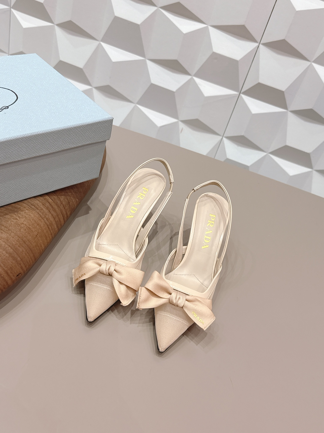 NO:748917,: 'Exclusive top version' PRA*D 2026 vs early spring catwalk popular fashion shoes series... [Pointed bow half slippers]  PRADA's spring and summer T-stage catwalk show is the same style as 'Dream Never Sleeps'. Prada can use it on important occasions. The fresh style has a bit of nobility and is perfect on the feet. When worn with this shoe, it is elegant and crystal clear, regardless of the material of various accessories.  , all are exclusively customized one to one, and must be zero distance from the original version. The entire series is full of exciting and unexpected combinations of elements, different materials, textures of fabrics, and a strong artistic atmosphere, allowing you to appreciate the ever-changing style of Prada girls...  Upper: Original customized patent leather/breathable mesh Lining: Original customized sheepskin Foot pads: Original customized sheepskin Outsole: Original customized leather outsole Heel height: 7.5cm Packaging: Original complete package Number of yards: 35-39 (34.40.41.42 customization is non-returnable) Color: Official website updated simultaneously, high-heeled sandals, prada, prada, sandals, high heels, sheepskin, Leather soles19860909: 《独家顶级版本》 PRA*D普拉*达2026vs早春走秀爆款时装单鞋系列 ……【尖头蝴蝶结半拖单鞋】 PRADA春夏T台走秀网红同款＂造梦不夜城＂,Prada能在重要场合上用得上了,小清新风带点贵气的感觉,上脚非常完美,穿搭配上此鞋,优雅大方,晶莹剔透,无论各种配件材质,都是独家一比一定制,必做到原版零距离,整个系列都充满了令人兴奋和意外的元素结合,不同的材质,肌理的面料的表现,具有极浓的艺术气息,让你领略Prada女孩的百变风格…… 鞋面: 原版定制漆皮/透气网 内里: 原版定制羊皮 垫脚: 原版定制羊皮 大底: 原版定制真皮大底 跟高: 7.5cm 包装: 原版全套包装 码数: 35-39(34.40.41.42定制不退换） 颜色:官网同步更新,高跟鞋凉鞋,prada,prada,sandals,high heels,sheepskin,Leather soles,Women's Shoes