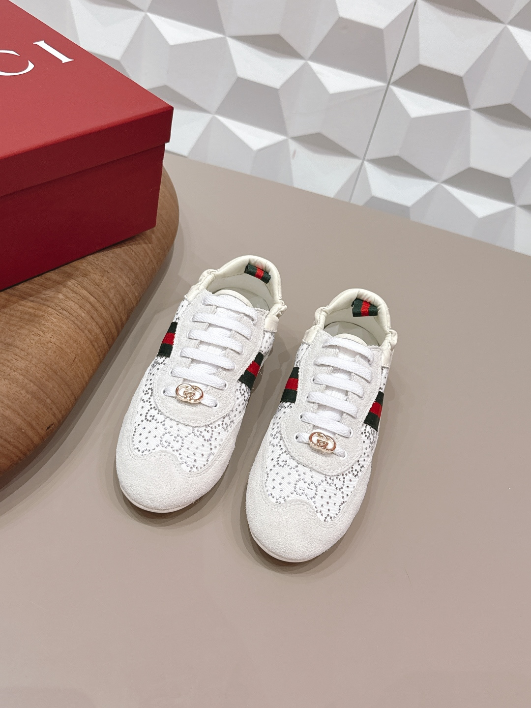 NO:748945,: Men and women 'Exclusive top version' [Couple hot diamond casual shoes] G family Gucci's latest mesh color matching casual shoes, GG Gucci series casual Loaf casual catwalk style ZP developed pure original version... Metal double G crystal cylindrical logo... Gucc original pattern webbing... Upper color rubbed cowhide frosted splicing through breathable mesh technology... Fabric: Original customized cowhide hot diamond process Lining: Original custom sheepskin Foot: Original sheepskin injection molding Outsole: Original open molded bottom  Packaging: original full set of packaging Number of yards: 35-44 (female 41. male 45. Customization is not returnable) Color: official website updated simultaneously, casual shoes/sports shoes, gucci, gucci, gucci, loafers, sneakers, cowhide, sheepskin19860909: 女男《独家顶级版本》【情侣烫钻休闲鞋】 G家古驰最新网面拼色休闲鞋,GG古奇系列休闲乐福休闲走秀款 ZP开发纯原版本……金属双G水晶圆柱形标……Gucc原版纹织带……鞋面擦色牛皮磨砂拼接经透气网布工艺…… 面料:原版定制牛猄烫钻工艺 内里:原版定制羊皮 垫脚:原版羊皮注塑成型 大底:原版开模成型底 包装:原版全套包装 码数:35-44（女41.男45.定制不退换） 颜色:官网同步更新,休闲鞋/运动鞋,gucci,gucci,gucci,loafers,sneakers,cowhide,sheepskin,Women's Shoes